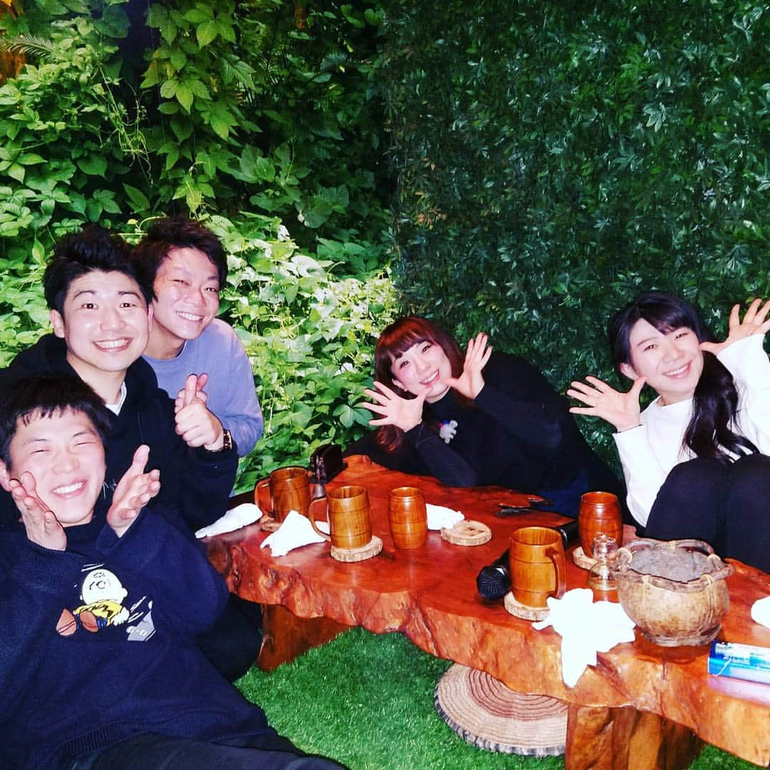 レイチェルさんのインスタグラム写真 - (レイチェルInstagram)「先日、まりこ姉さんに誘っていただいての飲み会。  With服部ひでこちゃん&ネイビーズアフロ。  お初のメンバーやったけど、最高にたぁのぉしぃーーかったぁ～！！！！！😆😆😆🎶🎶🎶✨✨✨✨ #①枚目 #仲良し女子二人組 #アンド #僕に「たぁのぉしぃー！！！」を、逆に仕掛けてくる羽尻くん #アンド #もぉ絶対眠いでしょ？無理しないで先に帰っても全然大丈夫だよ！と言ったら「いや、全然眠くないので居させて下さい！」と言って、むりやり目を見開く皆川くん #②枚目 #その5分後 #ほれみぃっ！！！！！ #もはや定番の居眠りショット #でも、 #③枚目 #見事復活して皆でジャングルバー #まりこ姉さん、いっぱいご馳走様でした😆😆😆✨✨✨✨✨」2月5日 18時17分 - reiyoshida1230