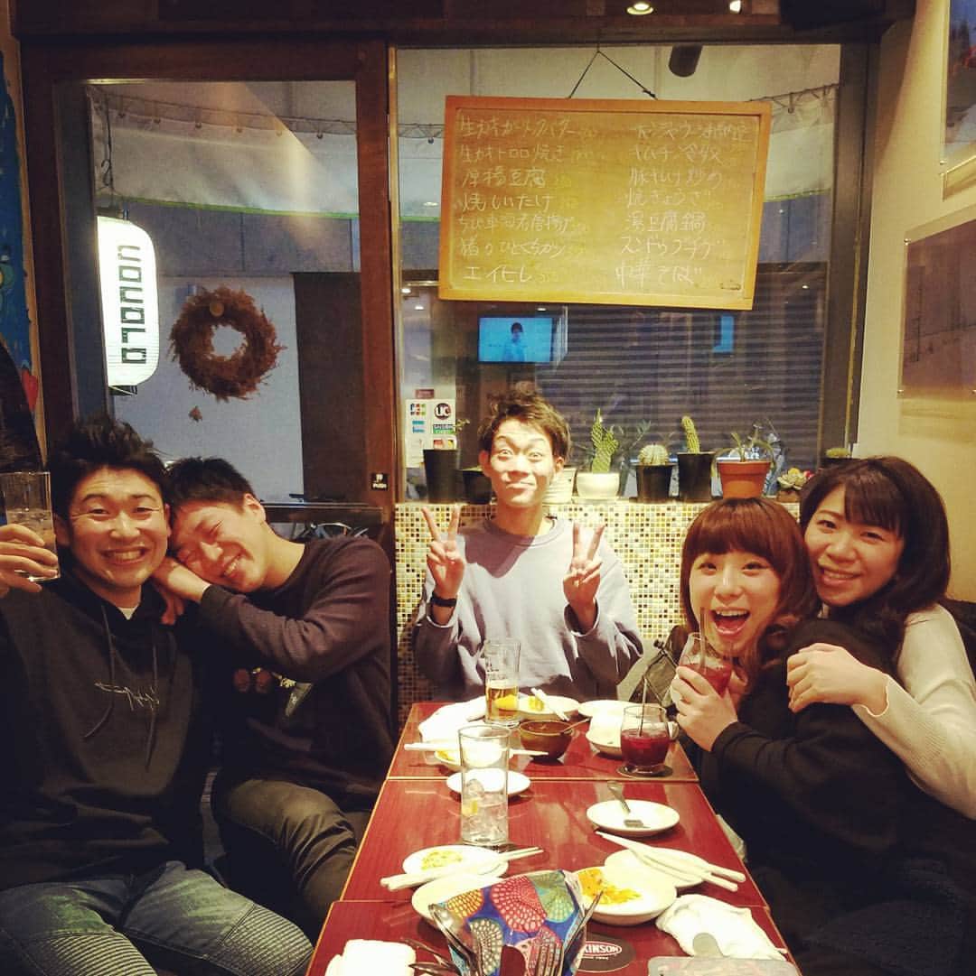 レイチェルのインスタグラム：「先日、まりこ姉さんに誘っていただいての飲み会。  With服部ひでこちゃん&ネイビーズアフロ。  お初のメンバーやったけど、最高にたぁのぉしぃーーかったぁ～！！！！！😆😆😆🎶🎶🎶✨✨✨✨ #①枚目 #仲良し女子二人組 #アンド #僕に「たぁのぉしぃー！！！」を、逆に仕掛けてくる羽尻くん #アンド #もぉ絶対眠いでしょ？無理しないで先に帰っても全然大丈夫だよ！と言ったら「いや、全然眠くないので居させて下さい！」と言って、むりやり目を見開く皆川くん #②枚目 #その5分後 #ほれみぃっ！！！！！ #もはや定番の居眠りショット #でも、 #③枚目 #見事復活して皆でジャングルバー #まりこ姉さん、いっぱいご馳走様でした😆😆😆✨✨✨✨✨」