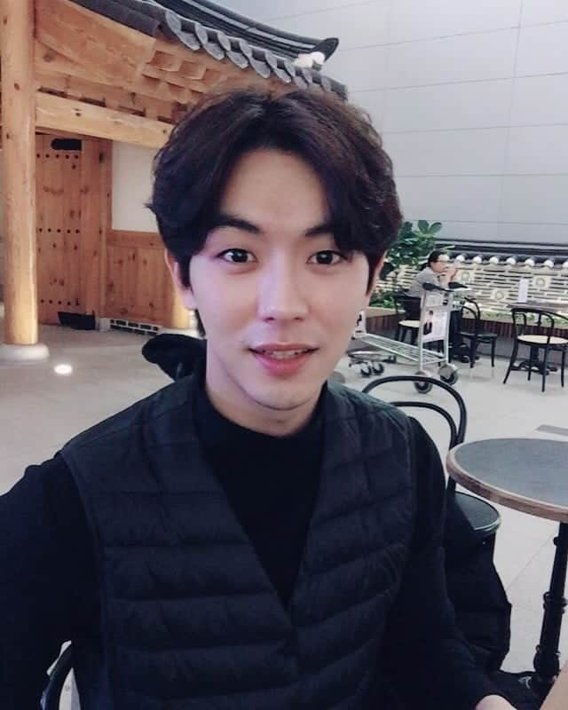 アン・ウヨンのインスタグラム：「아름이폰 짱이네 ㅎ #아름이가 찍어준거 #동훈이는 딸기바나나」