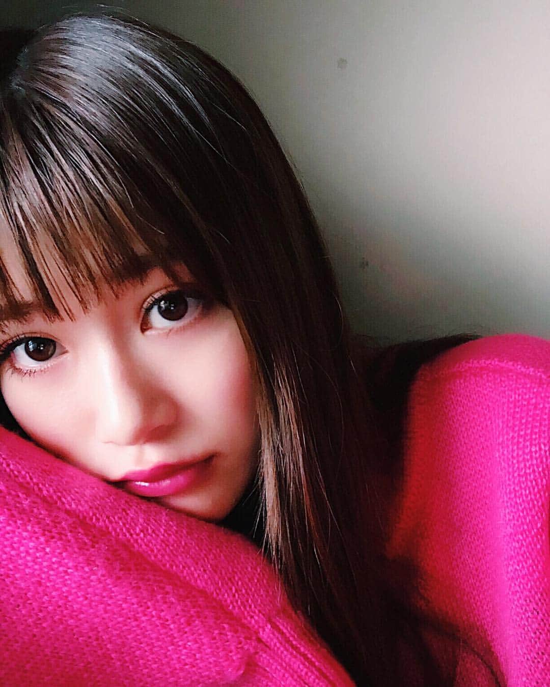 生見愛瑠さんのインスタグラム写真 - (生見愛瑠Instagram)「アンニュイめいく。。✌︎☺︎🎟💗 最近はぱっぱっとあんまりこらないささっとメイクするのがすきでス。。✌︎ #makeup #pink #めるメイク」2月5日 18時47分 - meru_nukumi