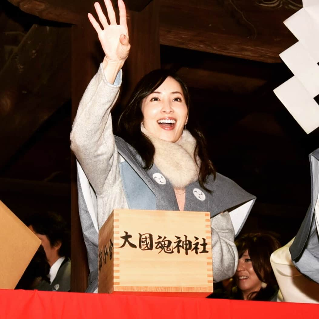 真飛聖さんのインスタグラム写真 - (真飛聖Instagram)「☺︎大国魂神社節分祭☺︎ 今年の節分祭はこんな感じでした☺︎ 昨年同様『裃』を着させていただき『豆まき』しました♪ やはり『横綱 稀勢の里関』人気は凄くて今年も本当に 沢山の方にお越しいただきました☺︎ 改めて、、 ありがとうございました☺︎！！！ ３枚目の写真、偶然にも『豆』が飛んでいるショット♪ 見えますぅ〜？お豆さん👀⤴︎⤴︎ ４枚目はズームして探して見てくださいあたし☺︎笑☺︎ 見つかるかしら。。。来れなかった方、 私からの『豆』は届いていると思いますが、、☺︎ こんな感じだったんだぁ〜って 感じていただければなと♡☺︎♡ #集合ーーーー #大国魂神社節分祭 #昨日は立春 #暦の上では春 #まだまだ寒いけれど #寒さも楽しみたいな #そして #映画娼年ビジュアル写真解禁になったよ #御堂静香 #チェックしてね☺︎ #真飛聖」2月5日 18時46分 - sei_matobu