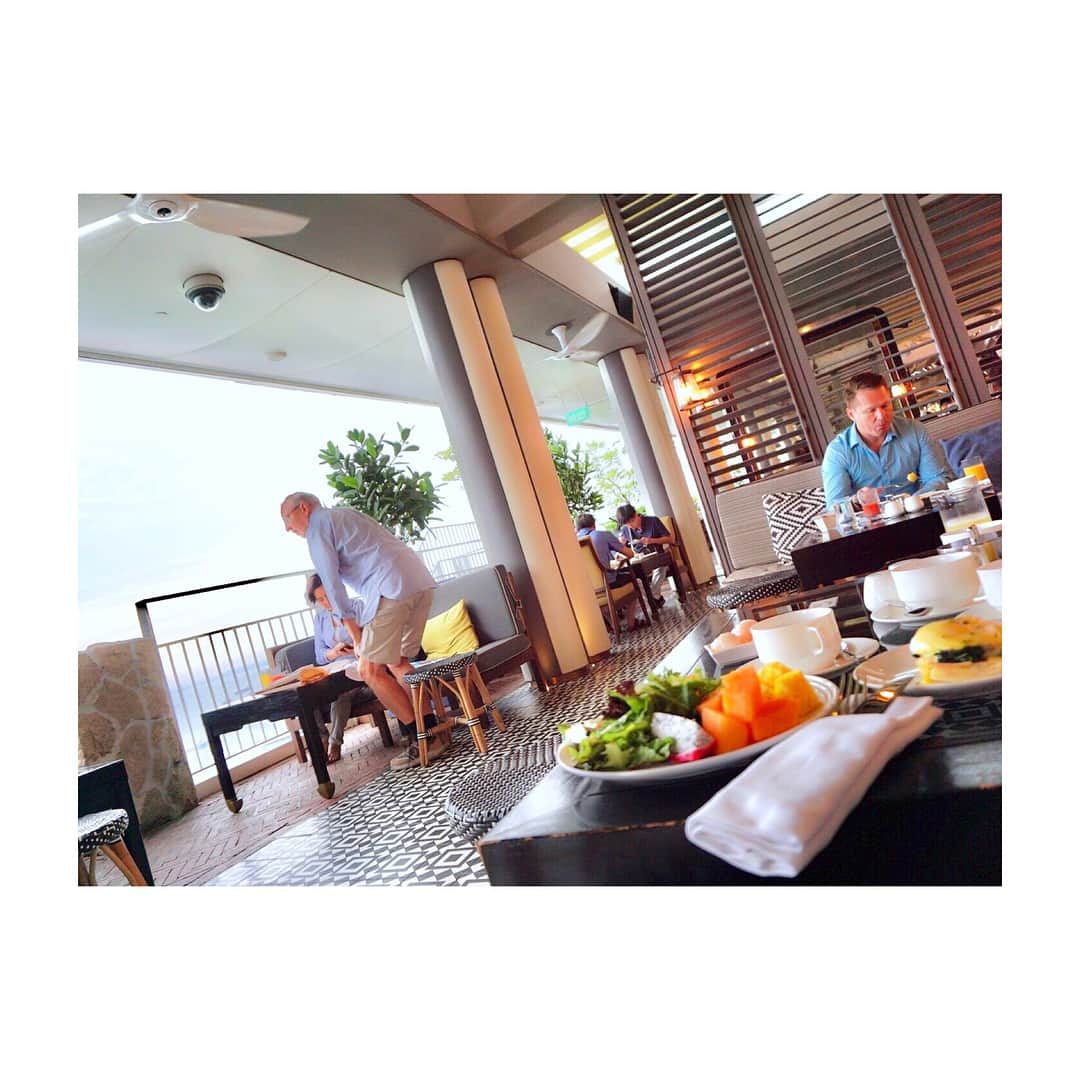 西村笑花さんのインスタグラム写真 - (西村笑花Instagram)「☀️ ・ ・ #GM 🌴🍳🍍❤︎ #marinabaysands #pool #Singapore #breakfast #yum #シンガポール #シンガポール旅行 #marinabaysandspool #emika_trip」2月5日 11時23分 - emika_nishimura