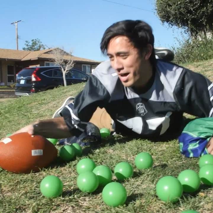 ザック・キングのインスタグラム：「My friends don’t let me play football with them anymore. 🏈Who are you rooting for in the #superbowl ?? #superbowl52 #minneapolis #football」