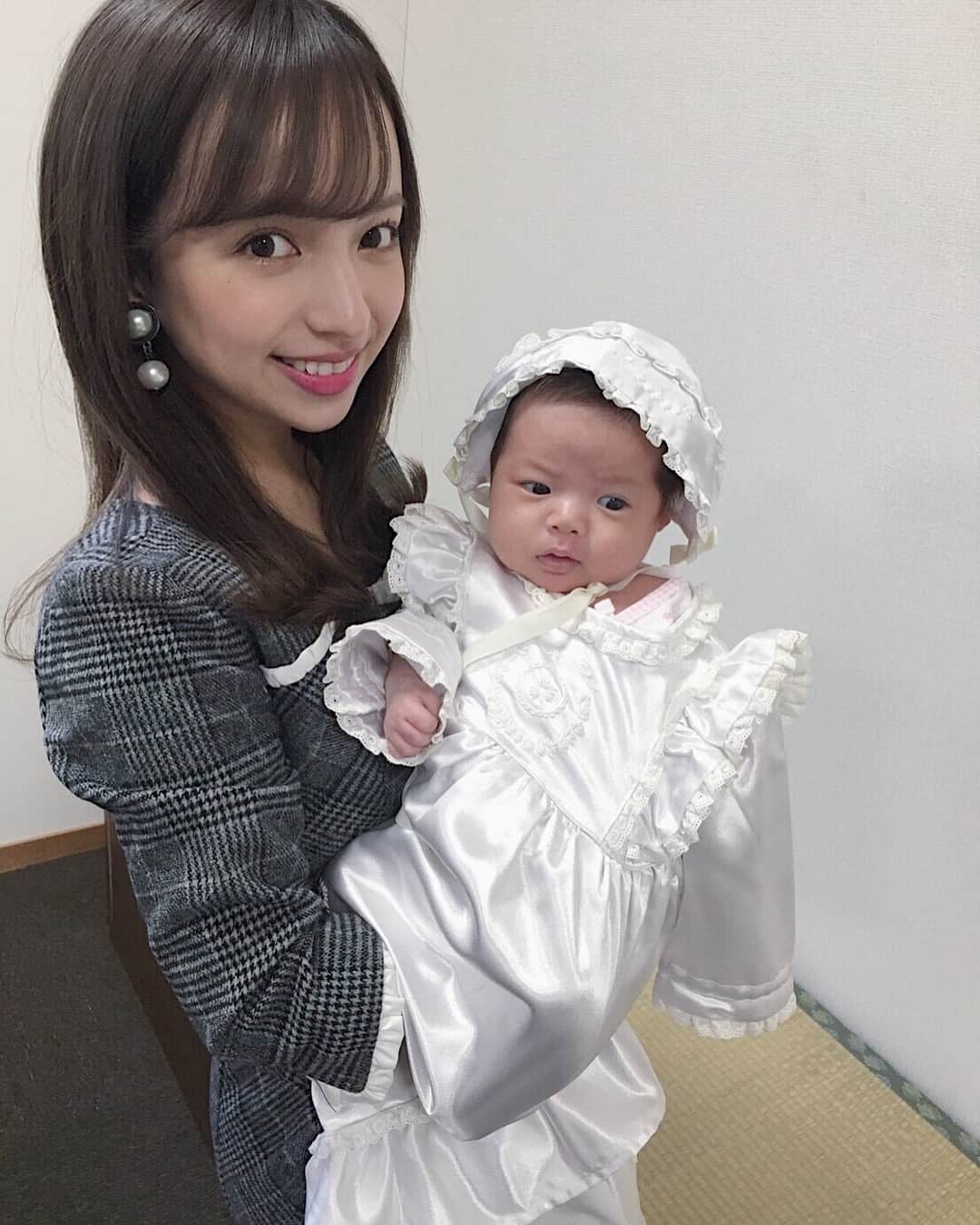 平尾優美花（ゆみちぃ）さんのインスタグラム写真 - (平尾優美花（ゆみちぃ）Instagram)「お宮参りでは真っ白なドレスを👗❤️  これ実は、お義母さんの手作りなの😱細かい刺繍とかも可愛いすぎる😱 旦那さんが赤ちゃんのときに着たやつなんだって👱🏻 素敵だねえ🌸🌸 #6枚  ...