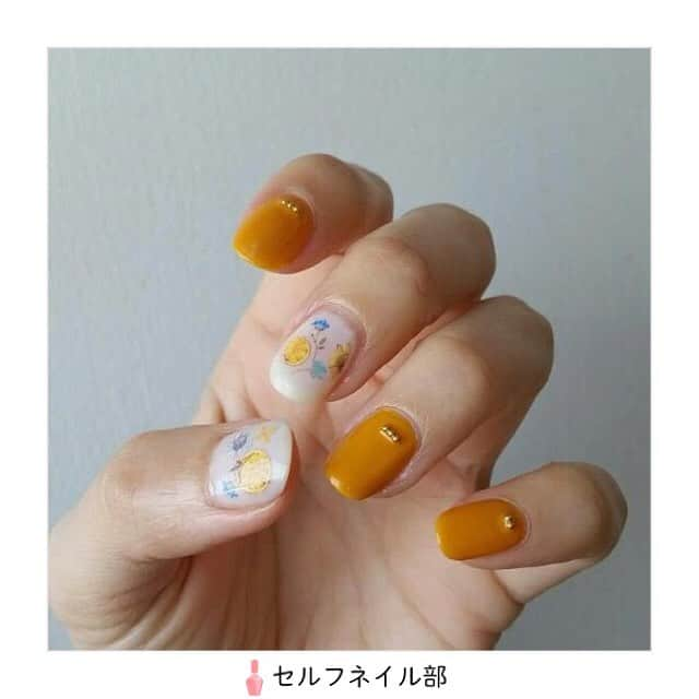 セルフネイル部 公式アカウントさんのインスタグラム写真 - (セルフネイル部 公式アカウントInstagram)「(@sugar.t_nails)さんの、 「マスタードイエロー×ワックスバーネイル」を紹介します💅🏻 . 〜やり方〜 1.ベースコートを塗る 2.人差し指、薬指、小指にマスタードを2度塗りする 3.ゴールドのブリオンを、人差し指と薬指は３個、小指は２個、爪の下の方に横に並べて着ける 4.親指、中指にコンデスミルクを３度塗りする 5.しっかり乾いてから、フラワーやオレンジのウォーターネイルシールを貼る 6.コンデスミルクをシールの上から１、２度塗る 7.すべての指にトップコートをたっぷり塗って完成 . 〜使う物〜 OPI NAIL ENVY(ベースコート) Seche Vite(トップコート) PRORANCE #P33　ますたーど Ducate　コンデスミルク ゴールドブリオン ドライフラワー等のウォーターネイルシール . 〜ポイント〜 マスタードイエローに合わせて、ネイルシールもオレンジやイエローのものを取り入れました お好みに合わせてコンデスミルクをさらに重ねたり、シールを沢山使うとよりワックスバーっぽくなると思います . 《セルフネイル部編集部からのコメント💅🏻》 冬のマスタードネイル可愛いですね😉お花との相性もよく参考になります💅🏻」2月5日 12時53分 - selfnail.club