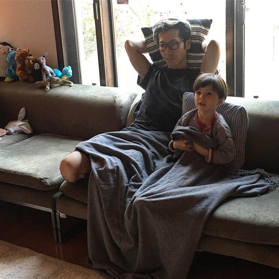 小林尊のインスタグラム：「TV time for Joe Joe only on Kobi's （godfather's）day. コビーおじさんの日は、特別にジョジョがTVがみれます😘」