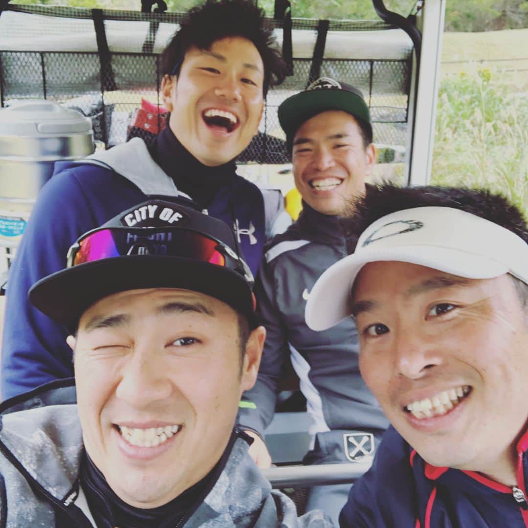 西岡剛のインスタグラム：「今日は日頃お世話になっている裏方さんトレーナーさん選手のゴルフコンペでした👍 最高に楽しい時間と休日はすぐ過ぎる😭 めっちゃ笑った🤩 明日からまた頑張りますか。 しかし天気がイマイチやなぁ🧐 #阪神タイガース#西岡剛#中谷将大 #小滝康樹#伊藤健治#トレーナー #golf」