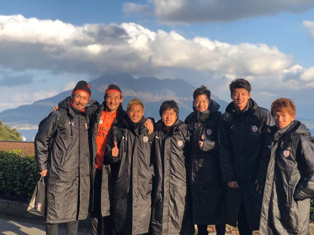 楠神順平のインスタグラム：「Team🧡 #清水エスパルス#鹿児島#桜島#キャンプ#折り返したっぽい#みんなで一つに#daybyday#ようへいへい」