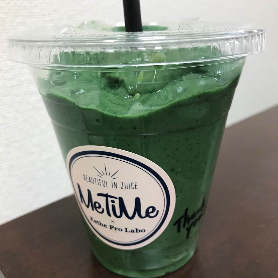 博多華丸のインスタグラム：「本日お時間のない美容おじさんのランチは スピルリナクラウン お値段 せっ 1200円‼️ そりゃそうだスピルリナだもん みたいな顔してお会計したけど 眼は泳いでたな お財布のダイエットには 成功しました。。」