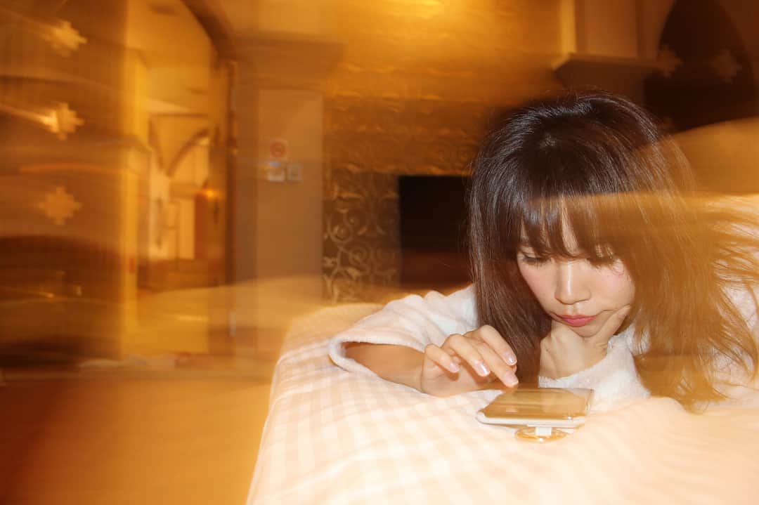 菜乃花さんのインスタグラム写真 - (菜乃花Instagram)「. 美味しすぎて４つくらい食べた台湾のドーナツに タピオカミルクティー(烏龍)飲みながら 寒いからベッドでSNSチェック！ ベッドにカイロ潜ませて完璧！いえーい！ . #台湾ロケ」2月5日 15時34分 - nanoka0707