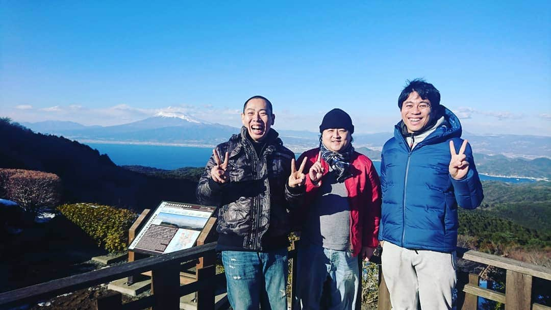 松本康太さんのインスタグラム写真 - (松本康太Instagram)「静岡県の戸田港へ行く途中で綺麗な富士山に出会いました(*^O^*) ドゥドゥビィ♪ドゥバァドゥビィ♪  #静岡県 #富士山 #景色 #長州小力 さん#しまぞうz #レギュラー松本 #あるある探検隊 展望台」2月5日 16時33分 - aruarutankentai.matsumoto