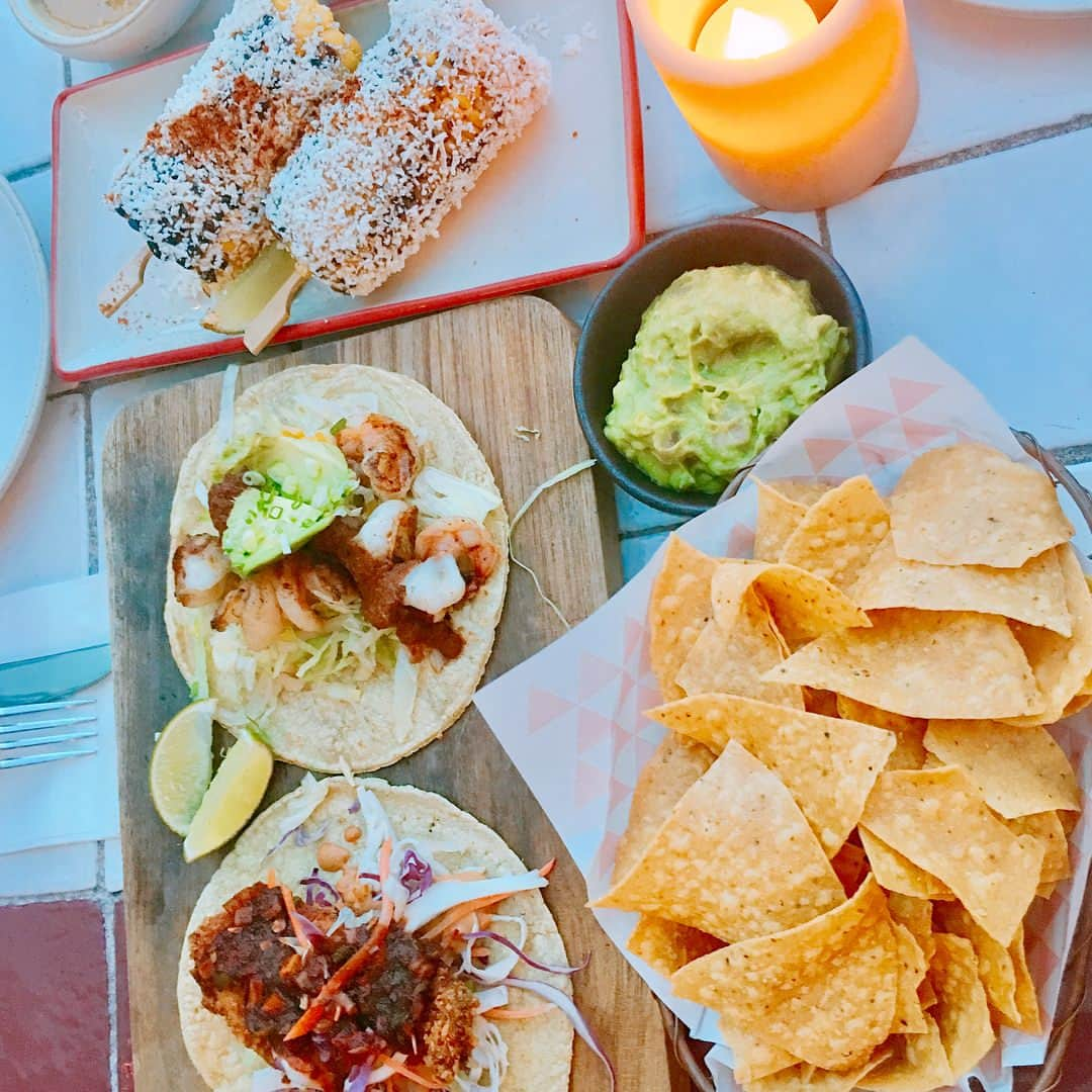 畑田亜希さんのインスタグラム写真 - (畑田亜希Instagram)「大好きなメキシカンでおデート❤️🥑🌮👯‍♀️素敵な夜景バックに💕楽しかった😍 こう見えてYちゃんシックスパック目指してるって🙈気愛入ってます❤️ #2018 #sg #mbs #mexicanfood #辛かったけど #美味しかった #シックスパック女子 #私は見守るよ #super loco」2月5日 16時39分 - akihatada