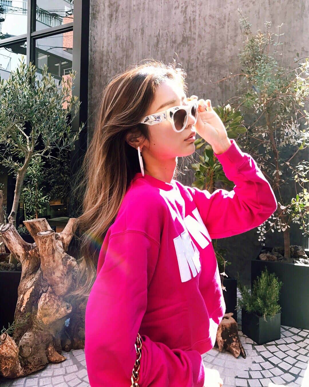 のインスタグラム：「💘👅PINK 💋💓✨ . .  今日は春仕様なカラーコーデ👍🏻 キラキラしたeyewearお気に入り🕶 #かぢコーデ  outer ☞ @marcjacobs  tops ☞ @msgm  bottoms ☞ @marcjacobs  bag ☞ @emiliopucci  eyewear @miumiu  boots ☞ @zara」