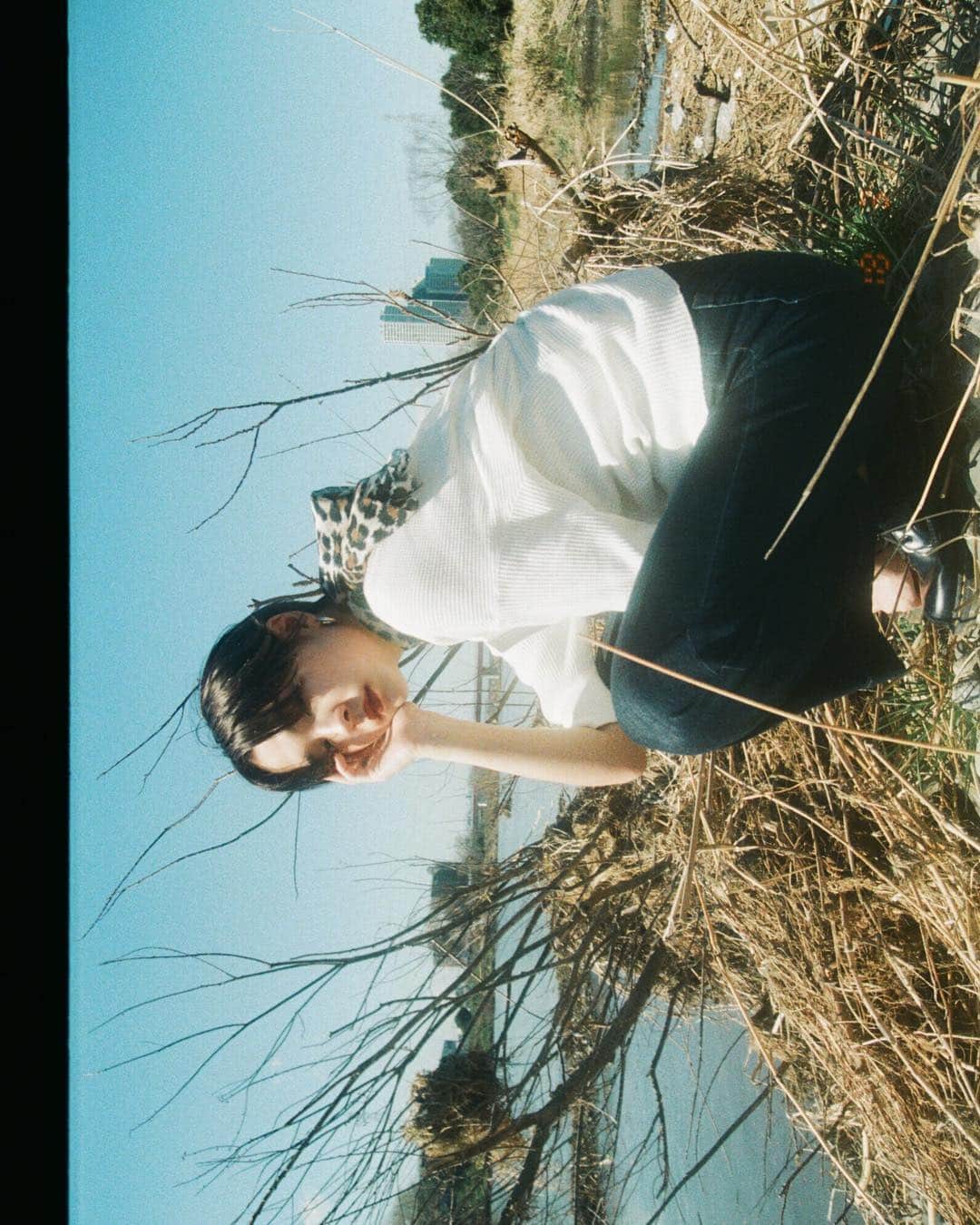 ＮＯＢＵのインスタグラム：「. 「また見に来ますね」というコメントをよく見る。 あれは自動でランダムに送られてるのだろうか？ もし自分で一人一人に送っているのなら、 その時間に腹筋か漢字ドリルでもやった方がよっぽど良いと思う☺️ . . . . . . . . . . #film #filmphoto #filmphotography #filmcamera #35mmfilm #35mm #filmisnotdead #filmisalive #keepfilmalive #staybrokeshootfilm #beliveinfilm #lookslikefilm #filmfeed #ishootfilm #thefilmcommunity #analoguepeople #analoguevibes #analog #analogue #analogphotography #analoguephotography #analogfilm #フィルム #フィルムカメラ #フィルム写真 #fujifilm #halfcamera #ハーフカメラ」