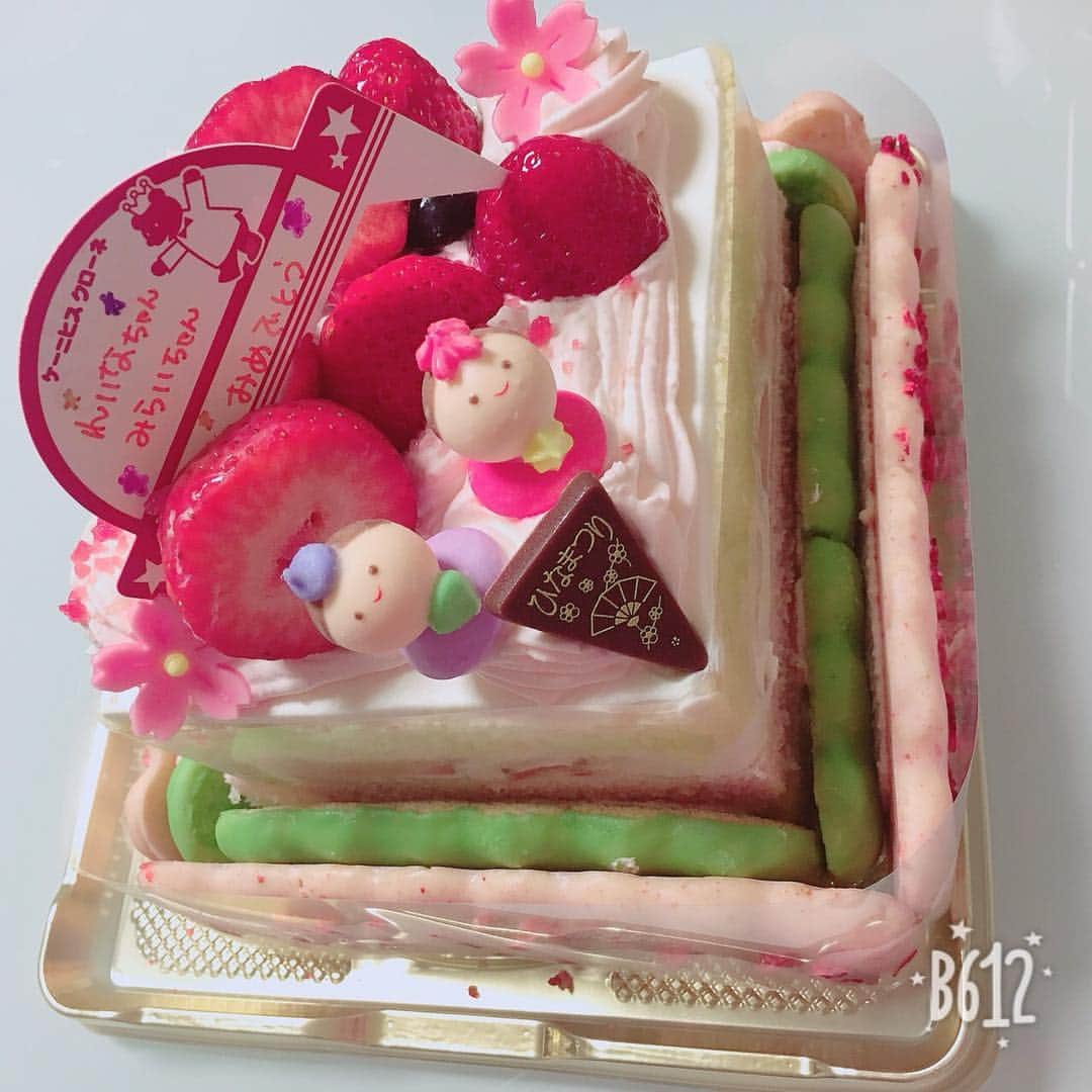 中野麗来のインスタグラム：「お母さんが買ってきてくれた ひな祭りのケーキ。ま、ひな祭り終わって載せ忘れてた。」