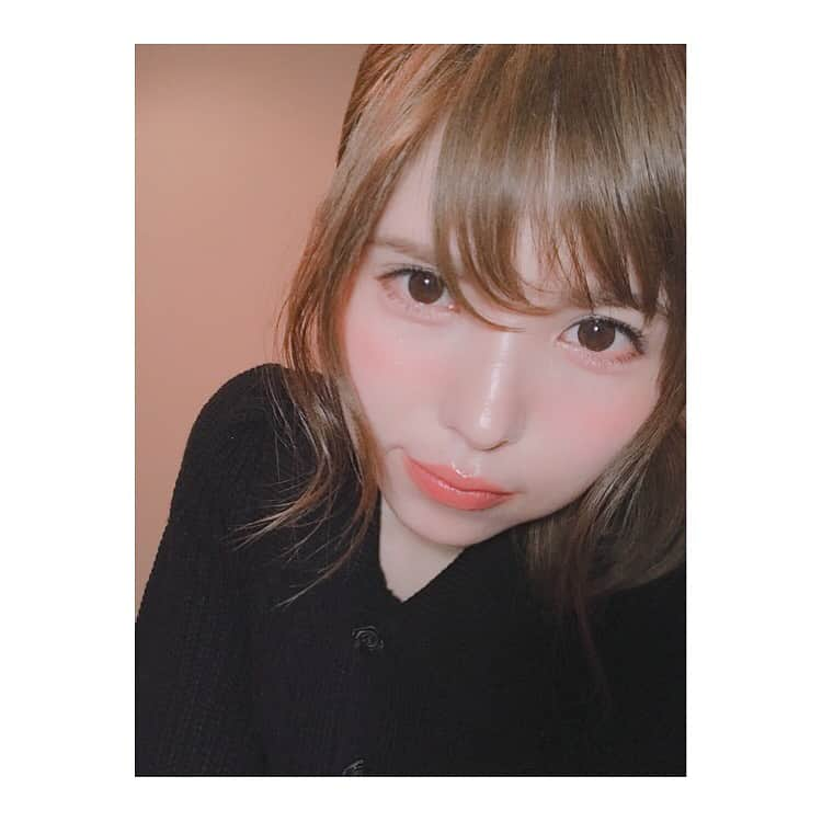 益若つばささんのインスタグラム写真 - (益若つばさInstagram)「透明艶肌xピンオレメイク🧡💗 1枚目 左から ＊CARITAのオイル レモンの香りが🍋爽やかなオイル。ベタベタせずさらっとしていて、メイク前に保湿したいときに便利。手持ちのボディークリームとかに混ぜても使える☺️ ヘアメイクさんに教わったの！ @kita_hm ・ ・ 基礎化粧品→オイル→ベースメイクが定番です☺️ ・ ・ 隣が ＊HAKUの美白オイル(たしか冬限定) オイルで美白？！と思い購入。 もっちりするするなテクスチャーです。今のところいい感じで毎日使ってる☺️(夜) ・ ・ ＊candydollのラベンダーベース&隣が新しくでるcandydollのパールホワイトベース ・ 最近は二つを混ぜて、ラベンダーで透明感を出して、パールホワイトで艶&オイル感をinしてます。 パールホワイトは、色は透明で艶メインベースなので、メイクの上からつけても艶肌に見えるし保湿もできてとってもよい。3/21発売予定です！ → @candydoll_official  透明感x艶x美白に見せたい人は、この組み合わせ本当にオススメ！💗 一番右が ＊ルナソル のグロウイングデイスティック01 これはまさに艶出し用スティック。ハイライト部分や、艶を出したい部分にさっとつけるだけ。 ヘアメイクさんに教わったの！ @yoshikoarai_makeup  簡単で気に入ってます☺️ ・ ・ 艶肌の難点はやはりよれます。 なので、よれたくない部分(小鼻や目の下のパンダ目防止)には、 candydollのパウダーを使ってます。 candydollのパウダーはハイブランドと同じ工場で作っているくらい成分はいいのにプチプラなのです。🤙🏻✨ お試しあれ☺️ ・ ・ あとは最近買った子たちの続き。 二枚目は、 左から ＊メイベリン ファッションブロウポマードクレヨン BR-3 これ実は眉毛用なんだけど、私はノーズシャドーに使ってます！ 最近ナチュラルに彫りが深い雰囲気にしたくて、ノーズシャドーを復活させてみました！😊✨👃🏻 こめかみから鼻筋を作るようにすっといれて指でぼかしてます。 この色は赤みがなくて白肌の方にと馴染んでよいかと！ なじませた後はパウダ(candydollの艶の方)でポンポンとパフします。よれ防止です。 ・ ・ 隣が ＊ADDICTIONのチーク達。 これはパレットに好きなものを組み合わせました。 私は、左から021 crush、013 sweet Dreams、017 good girlかな！ 左はラメなのでハイライトの上にラメを入れたり、チークにふわっとキラキラさせたりしてます✨✨ 真ん中と右は混ぜたり単品で塗ったりかな。 ちなみに3.4枚目の写真は今回ADDICTIONのチーク3つ使いました💗 チラチラのラメが可愛いです😋🌈 ・ ・ 普段はすこし前に載せたcandydollのフラミンゴピンクのクリームチークを使ってるので、日によってわけようかと☺️ ・ ・ ちなみに写真のまつげはDollywinkの新作の部分用のまつげの真ん中用を使いました！(まだ未発売) ・ ・ 🧡透明艶肌にピンオレメイクまとめ🧡 ・ 透明感のオレンジメイクをするには、まずラベンダーベースで顔を青系の透明肌にするのがポイントです。(その前にオイルなどで元の肌を日々たっぷり保湿) そして艶をのせていくイメージ。 くすんでマットだと元気系になってしまうのでご注意☺️🤙🏻✨ ・ ・ みなさんも、 可愛いコーラル系のメイク道具みつけたら教えてください🧡💗🧡 #透明感メイク #艶肌 #コーラルピンク #makeup #春コスメ #cosmetics #candydoll #addiction #lunasol #maybelline #haku」3月6日 14時43分 - tsubasamasuwaka1013