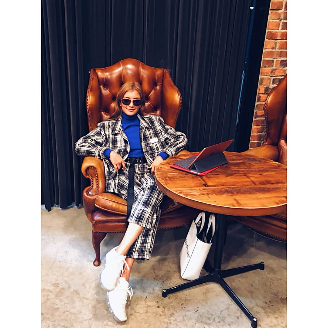 ローラさんのインスタグラム写真 - (ローラInstagram)「Meeting at the Kurkku cafe🦉🐌🦂」3月6日 16時18分 - rolaofficial