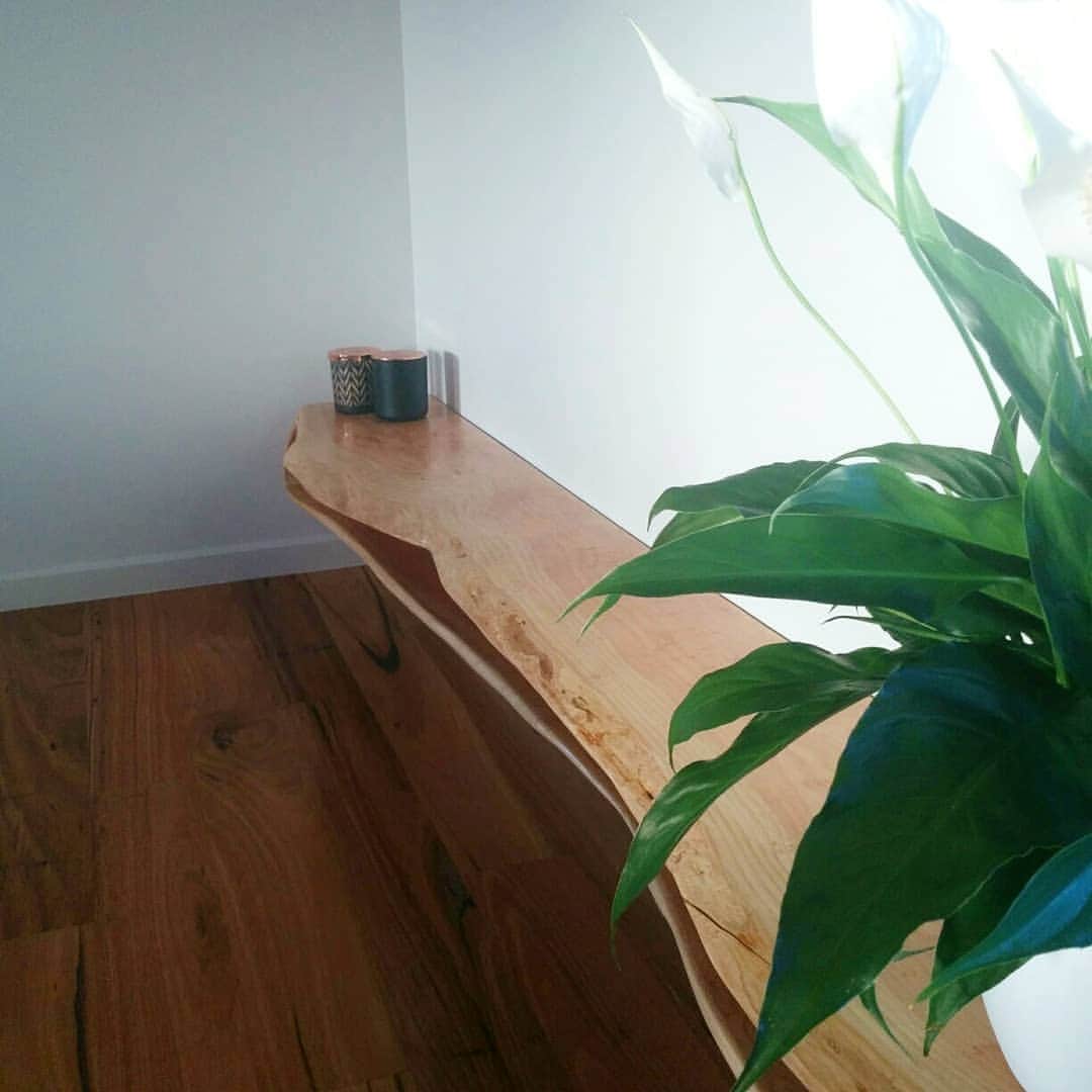 のインスタグラム：「Finished our Cypress floating sideboard on the weekend 😊😊😊 #furniture #furnituremaking #floatingboard #sideboard #minimalistfurniture #woodwork #woodworking」