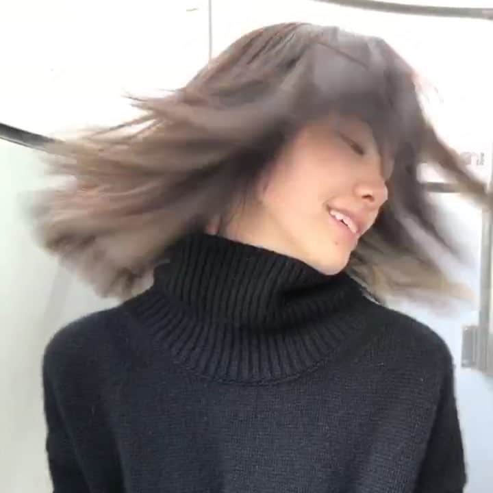 nanako itoのインスタグラム：「レイヤーたっぷり入っていた毛先にパツっと厚みを出しました✂︎🌿 . 新鮮で可愛い👍🏻 . #森星 #ハイライト #nanakorocolor」