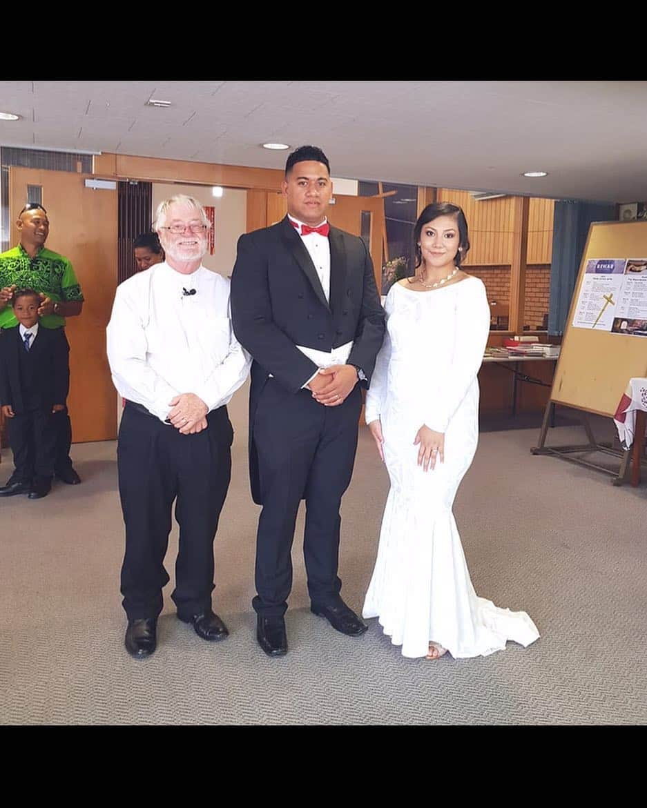 アタアタ・モエアキオラのインスタグラム：「Congratulations little bro(big brother)😂 Thank you for always treating me like I’m the oldest out of us...Ofa atu Ongo mo Naki 兄結婚おめでとう」