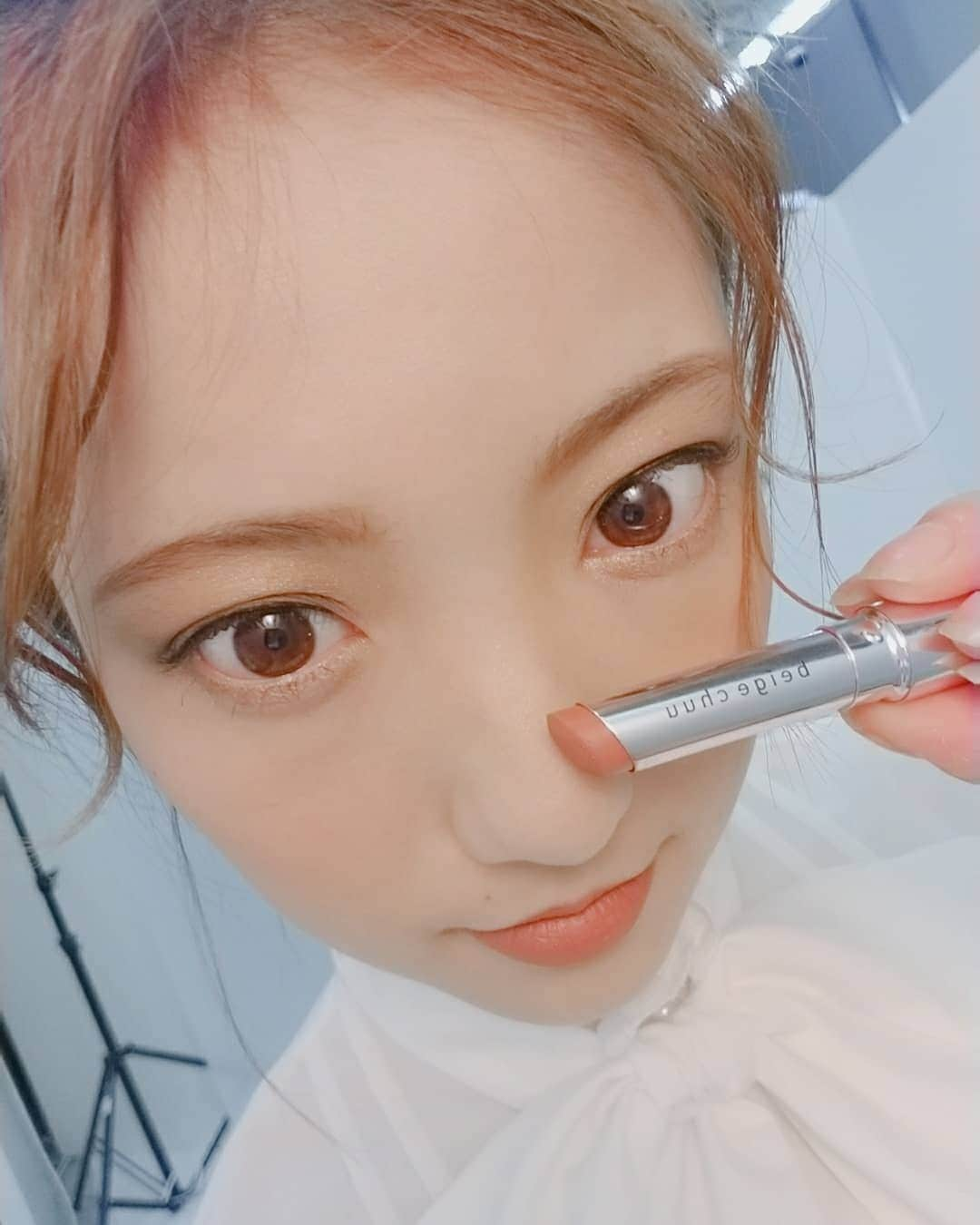 小林レイミさんのインスタグラム写真 - (小林レイミInstagram)「BEIGE CHUU WEAR FIT LIPSTICK 125 ODBIE NUDE💄  マットリップは乾燥が気になるところだけど、これは水分パウダー入りで全然パサつきがない🌟発色はリップスティックそのままの色合いが出てくる🌈ブラウンに少しピンクが混ざってるような色味だからヌーディーメイク初心者の方におすすめ🐰🍹通販のみの販売で価格は¥2416だよ🌷  #chuu #beigechuu #マットリップ #リップ #ヌーディーカラー #韓国コスメ #sweet #スウィートインスタ #koreanfashion #cosmetics #lipstick #makeup #lip #kfashon #l4l #ootd #me #fitgirl #training #lol #wear #beautycare」3月6日 19時32分 - _reimi._____