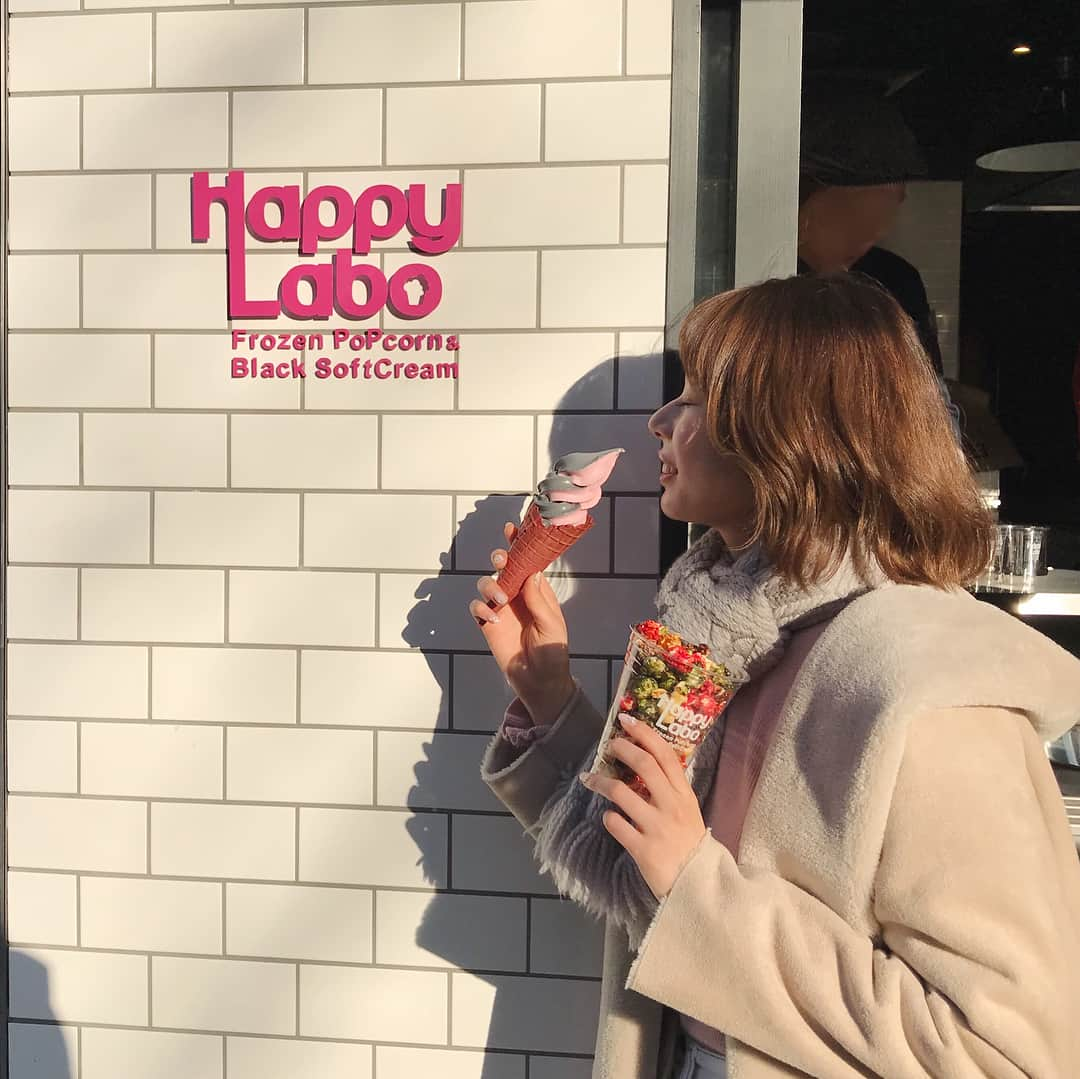 karen okajimaさんのインスタグラム写真 - (karen okajimaInstagram)「ㅤㅤㅤ ㅤㅤㅤ good spoon南堀江店の隣りに Happy Laboが明日からOPENするよ💘 レセプションに行ってきました〜💓 ㅤㅤㅤ テイクアウトで可愛すぎるインスタ映えな ポップコーンと、ソフトクリームが食べれるの🍦🍿💕 どっちも食べたけど美味しかった〜😍 ポップコーンは、5枚目に作ってる 動画載せてるんやけどフローズンされてて冷たいねん😳✨✨ ポップコーンがひんやりしていて よりサクサクで美味しかったー❤️ 明日OPENだからぜひみんなも行ってみてね💘 ㅤㅤㅤ @goodspoon_horie @happy_labo_horie #happylabo #goodspoon #ポップコーン #ブラックソフトクリーム #カフェ #スイーツ #堀江 #カフェ巡り #カフェ好き #インスタ映え #インスタ映えスイーツ #PR #食スタグラム #インフルエンサー #インスタグラマー」3月6日 19時39分 - karenokajima0318