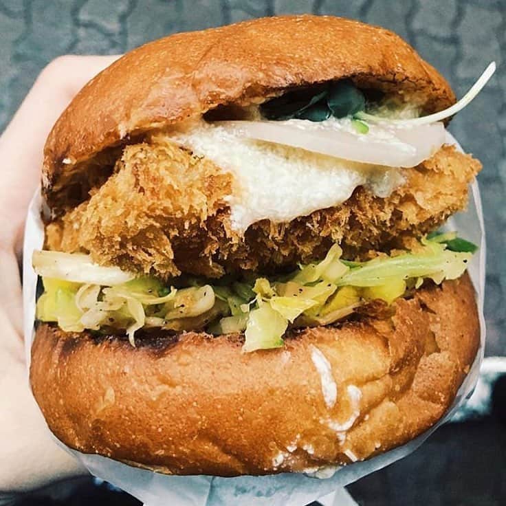 Top Tokyo Restaurants_さんのインスタグラム写真 - (Top Tokyo Restaurants_Instagram)「#toptokyorestaurants Fish burger! 📷: @hungrynyc ||📍Deli Fucious」3月6日 19時45分 - top_tokyo_restaurants_
