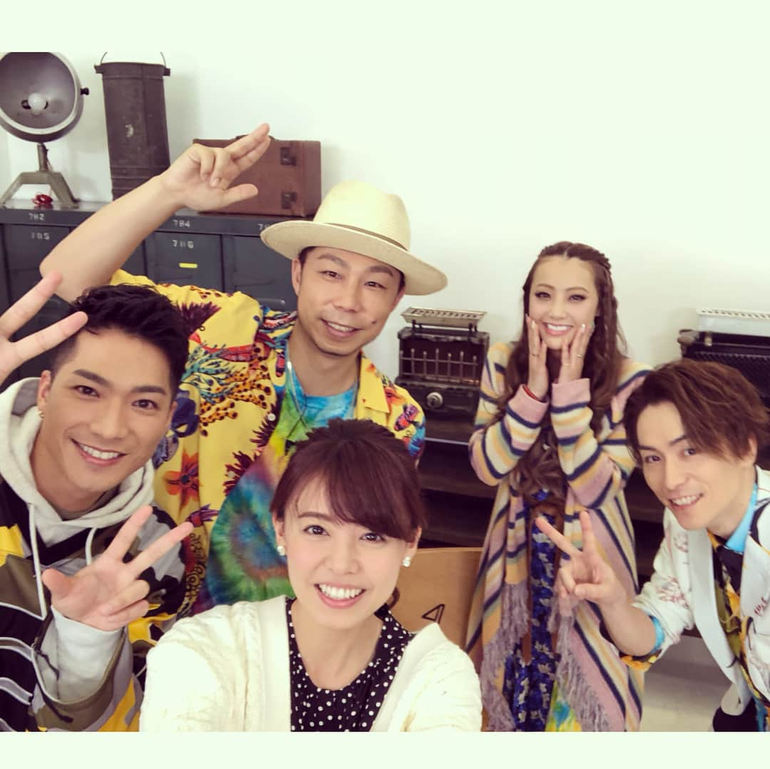 宮澤智さんのインスタグラム写真 - (宮澤智Instagram)「★ 先日収録した 3/30放送のD.I.Tune、 ゲストはDANCE EARTH PARTY の皆さんです✨  新曲「Anuenue」のお話や 去年のDANCE EARTH FESTIVAL 2017 のお話など、たくさんしていただきました✨ 「Anuenue」はTuneの 3月度エンディングテーマにもなっています！  お三方の明るく前向きな雰囲気と 優しさに心が温まる収録でした☺️ そしてshizukaさん、お誕生日おめでとうございます😆🎊💕 #Tune #DANCEEARTHPARTY さん #DEP #SWAY さん」3月6日 20時52分 - tomo.miyazawa