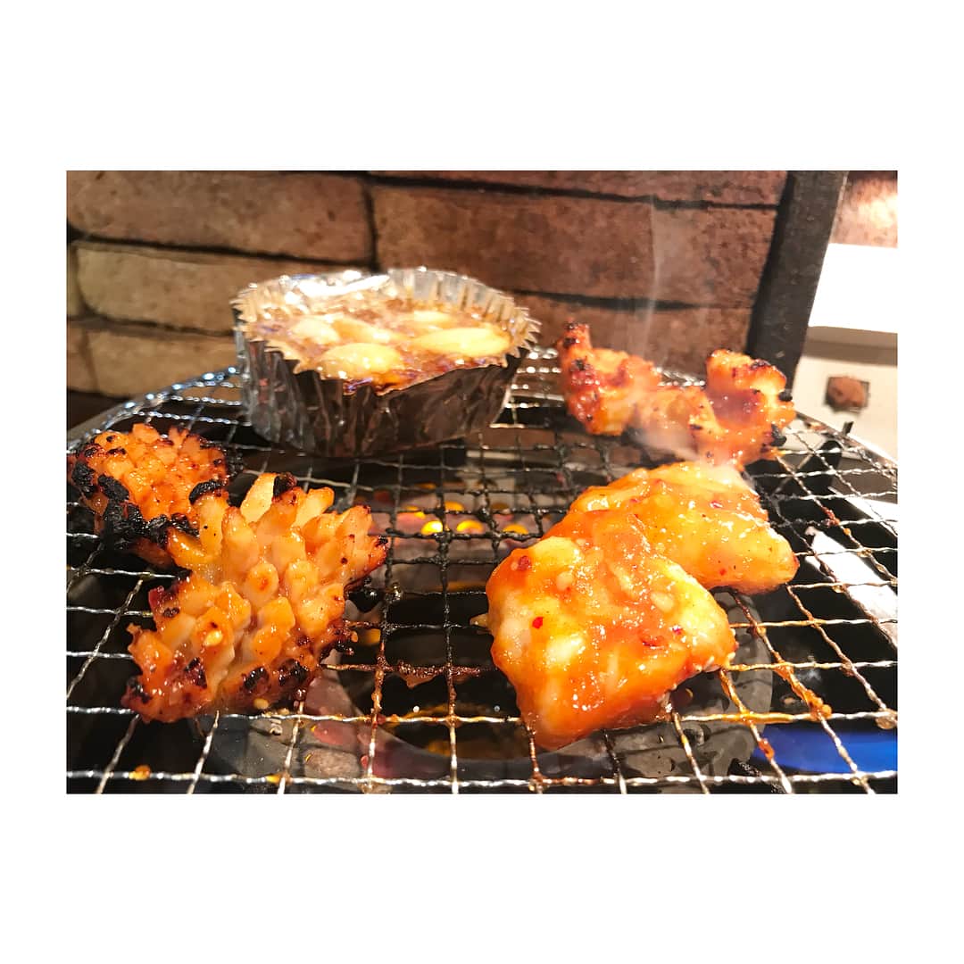 新井麻希さんのインスタグラム写真 - (新井麻希Instagram)「* 美味しいものを食べると、鼻が膨らむ(´Д` )最近焼肉熱が高まっているあの子におススメしたい。はらみはマスト。タレは自家製。ホルモンの味噌ダレにポン酢ダレをつけて食べるのがおススメ。 * #シェフが行く店のシェフが行く店  #シェフシェフ #ランボー #ij954」3月6日 21時18分 - makiarai58