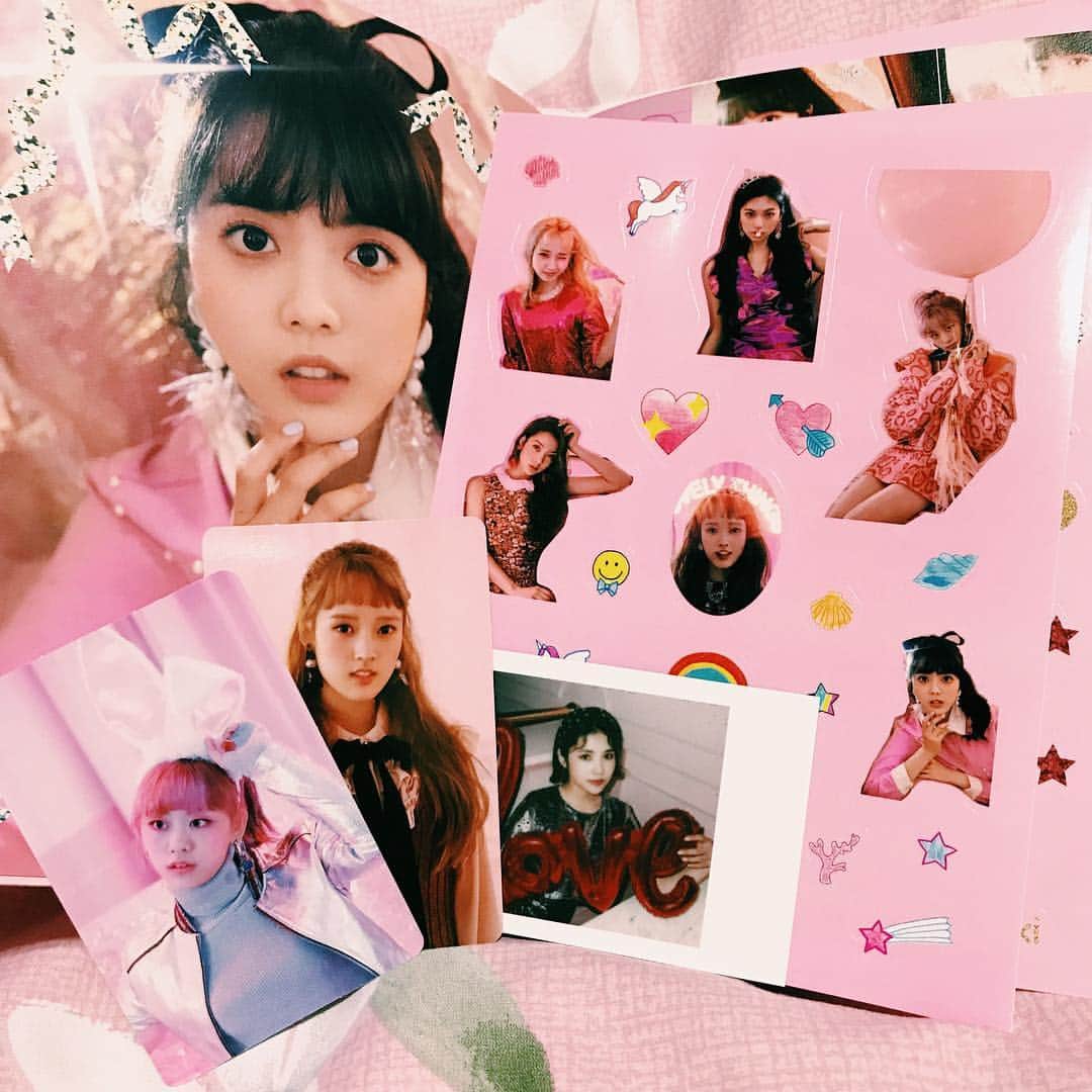 チ・スヨンのインスタグラム：「- 🌸 (picture is mine!! pls credit it to me if you’re using it! tq!) i love pink, so i got the meki version of lucky 💗 didn’t get suyeon’s pc but i love the pcs i got!! i think i wouldn’t mind buying suyeon’s meki ver pc 😍😍💕 ▬ © wemejisuyeon (IG) ; 180206 ▬ Weki Meki - 2nd Mini Album Lucky ▬ Weki Meki 2nd Mini Album comeback! 💛☺️ Let’s give them our support and get them their first win! 💫 ▬ #jisuyeon #suyeon #doyeon #yoojung #elly #sei #say #lua #rina #lucy #지수연 #수연 #김도연 #도연 #최유정 #엘리 #정해림 #세이 #이서정 #루아 #리나 #루시 #produce101 #wekimeki #weme #위키미키 #kpopf4f #kpopl4l」
