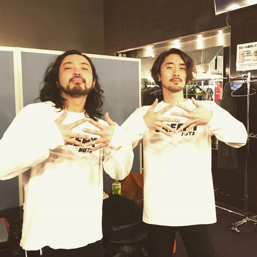 鈴鹿秋斗のインスタグラム：「髭面のお揃いコーデはガチ感が出るな…🧔🏻🧔🏻❤️(笑)ほんで同じポーズやし  #creepynuts  #Rくん #sポーズ #鈴鹿のs #指定のs #そこRちゃうんかい」