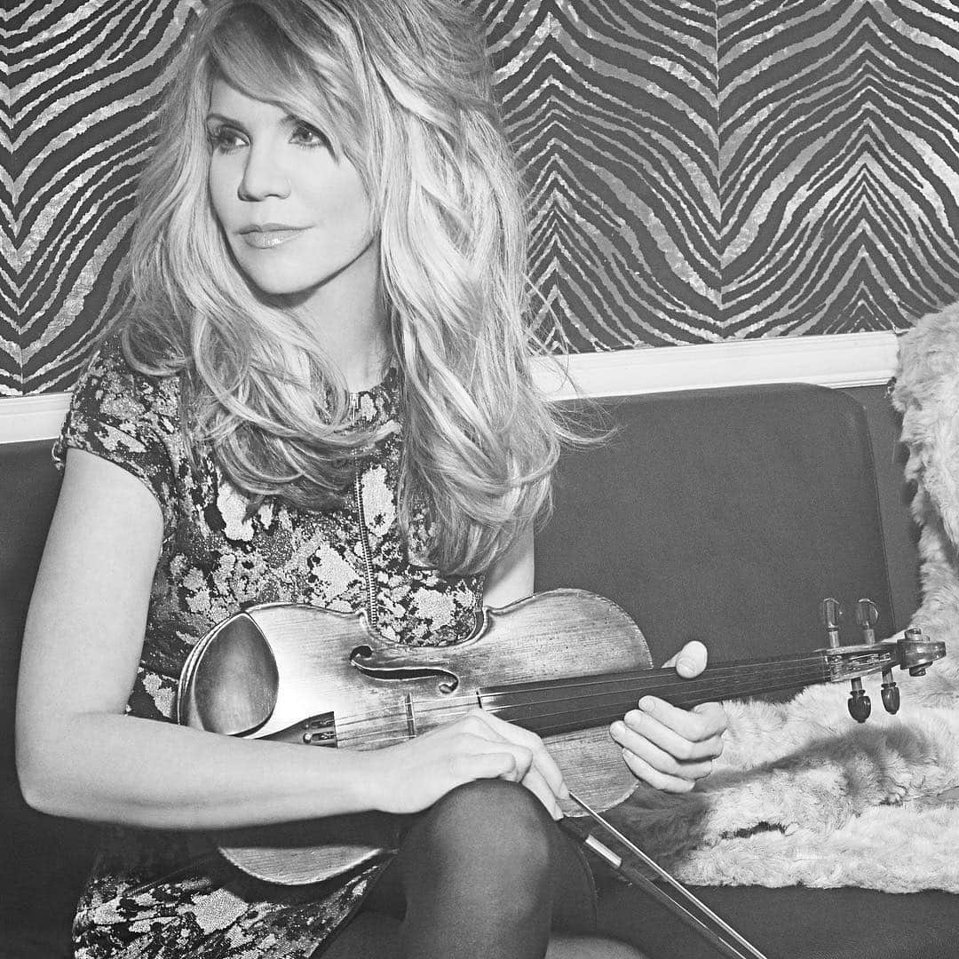 アリソン・クラウスのインスタグラム：「Catch Alison on tour in 2018, including co-headline dates with @willienelsonofficial in May. Link in bio for tickets.  Photo credit: Randee St. Nicholas」