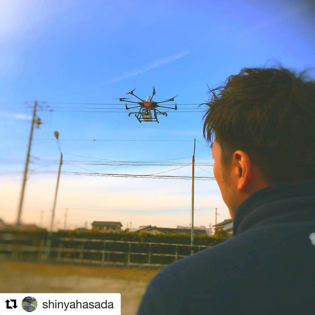 酒井泰滋のインスタグラム：「今の仕事。ドローン操縦中。 #skymatix #ドローン #X-F1  #実演中 #拝借します」