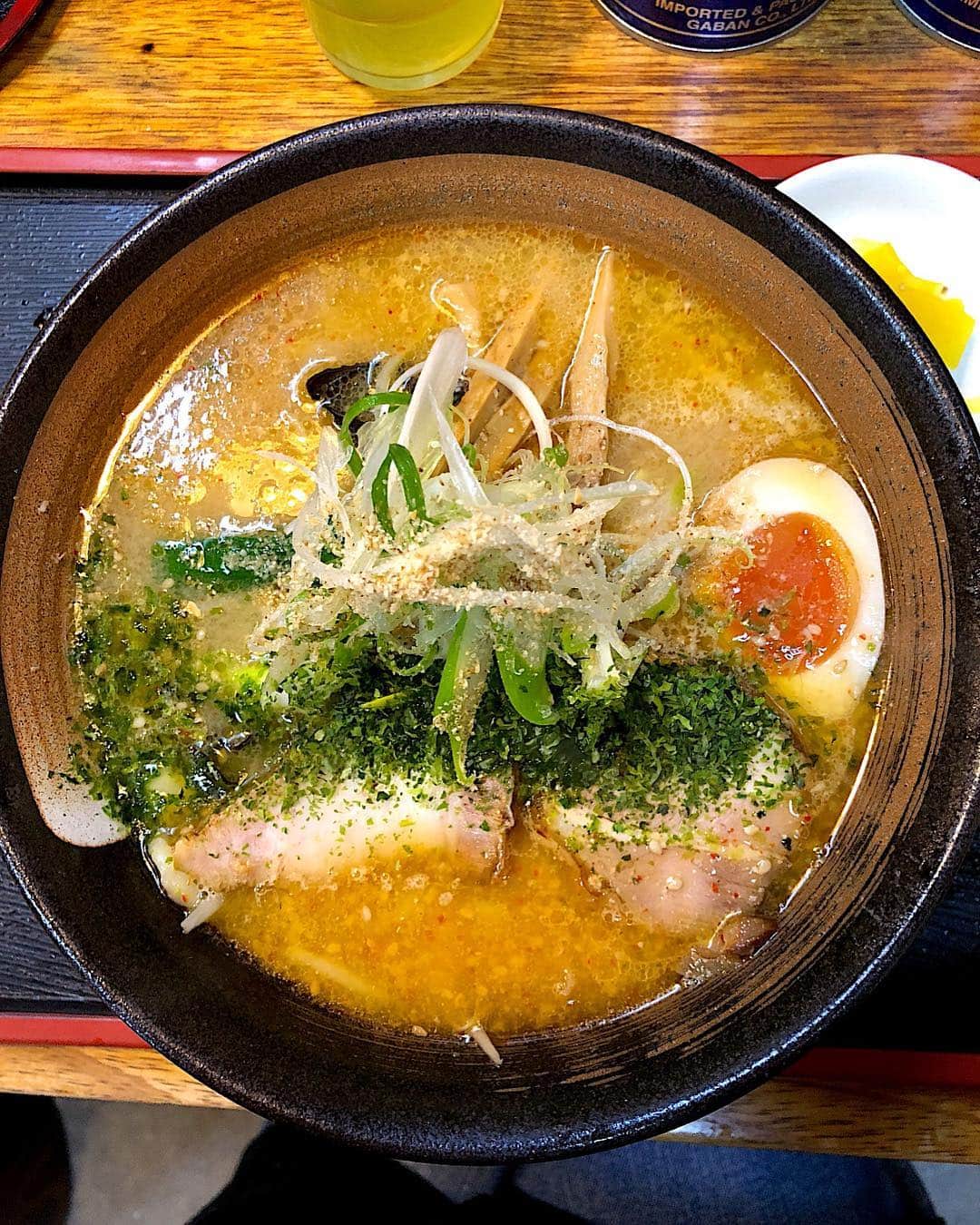 加藤紀子のインスタグラム：「「あら久しぶり！今日は塩じゃなくて？」と顔も好みも覚えて下さる素敵女将に会える、山形のラーメン屋さん“め組”。 味噌ラーメンもたまらなく美味しかったなぁ🙏  家の近所に欲しいお店🍜  #山形ラーメン」