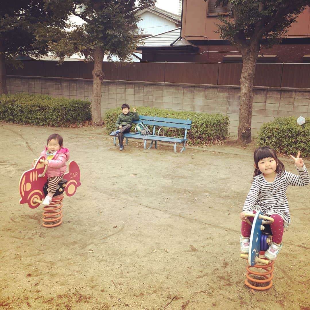 西嶋弘之のインスタグラム：「北九州を離れました。自分は1月末から新しい生活がスタートしていたんですが、先週末に家族全員が引っ越しを完了し、北九州市民ではなくなりました。最後にちゃんと会ってご挨拶できなかった、北九州関係者のみなさん、申し訳ありません。ただ、会ってしまうとさみしくて、涙がちょちょぎれてしまうため、1月にはいってからは、みなさん新しい年がスタートしているとも思うので、あまり人と会わないようにしていましたので、ご理解いただければと思います。また今度は違った形でお会いして、色々なお話ができればなと思っています！ 3年前に北九州に行くことが決まった時は、様々な情報や噂(笑)もあり、どきどきしながら引っ越ししたことを覚えています。でも3年間だけでしたが、今は家族みんなが、北九州を離れることをさみしく思っていて、このまま住み続けたい街ランキング何位かはわかりませんが、北九州に住めて本当によかったと思っています。それはただ単純に、多くの方々と知り合い、つながり、過ごした時間がとても楽しくて、充実していたからです。ほんとに感謝の気持ちでいっぱいです。 そして現役最後をギラヴァンツで迎えられてよかったと、心から思っています。これは家族みんな同じ気持ちです。次女(1歳)だけは多少憶測がはいっています。ほんとにありがとうございました。  さて、ご報告がおそくなりましたが、2月より、もうすでに新しいステージがはじまっています！あまりみなさんにご報告ができていませんが、ざっくりいうと、埼玉県川口市に住んでいます。あとはしっかり働いています。そして、引っ越し作業でまだまだばたばたしていますが、家族みんな元気です。 とりあえず今回はそれだけ報告しておきます。笑 もし、お近くにお越しの際は気軽にご連絡いただければと思います！ とりあえず今回は以上です。  ではまた。  やっぱりJリーグみてると、素晴らしい世界ですね。既に自分が本当にピッチにたっていたのか、疑い始めています。。。」