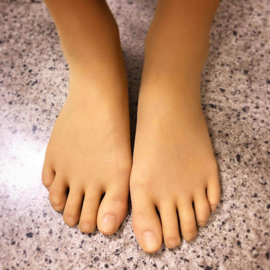 三島ゆかりさんのインスタグラム写真 - (三島ゆかりInstagram)「よーーーく見て！！！ 生足じゃないよ👣 あ、これ足置くのがちょっとズレただけで足の大きさは一緒だからねww #ストッキング #履いてますよ #生足 #ではありません #めっちゃ良い #伝線しにくい #足臭くならない #履くの #ちょっとだけ #面倒 #やけど #優れもの #指先 #自由 #足が痛くならない #おすすめ #5本指ストッキング #atsugi #指 #以外も #魅 #オールスルー #美脚 #必須アイテム #何足あっても足りない #消耗品 #商売道具 #三島ゆかり #followme」3月2日 18時46分 - apple340