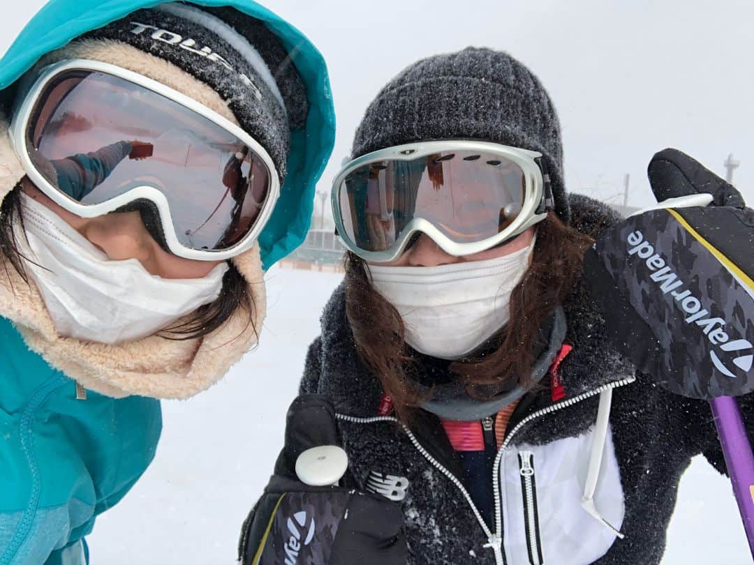 山内日菜子のインスタグラム：「． #スキー合宿⛷ 1日空いて最終日！ ． 猛吹雪でした…☃️ 初日よりはだいぶ出来るようになったからすごく楽しかった🙆🏻‍♀️ あと、雪の上に寝転がるのってとても気持ちいいですね🤤 ． みな美ちゃんと、約４日間一緒にいたけど本当に面白くて可愛いかった😂💓 今年もお互い頑張りましょーーー🏌️‍♂️‍♀️ #蛭田みな美 ちゃん」