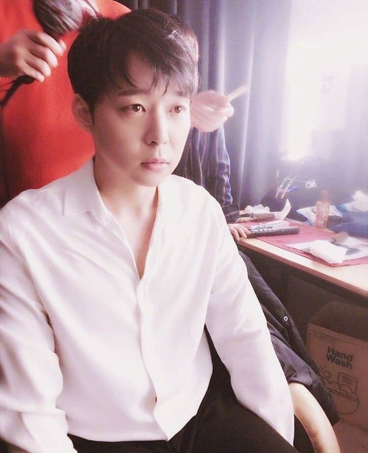 パク・ユチョン（ファンアカウント）のインスタグラム：「"Having my make-up done after a long time" -Yoochun's Weibo Update」