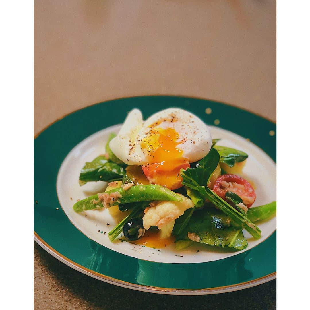 のインスタグラム：「今日の#キッチンたつみ  ニース風サラダ 大好きなポーチドエッグ添えて〜🥚 卵を崩す瞬間みんな好きだよね👀  スモークサーモンとほうれん草のクリームソースフェットチーネ ほうれん草が練りこまれた緑色パスタ✨  #buono ❣️ #kitchen  #coocking  #dinner #salada  #nicoise  #nice  #pasta #italian  #料理 #キッチン #夜ご飯 #クリーム  #パスタ  #egg  #卵  #好き」