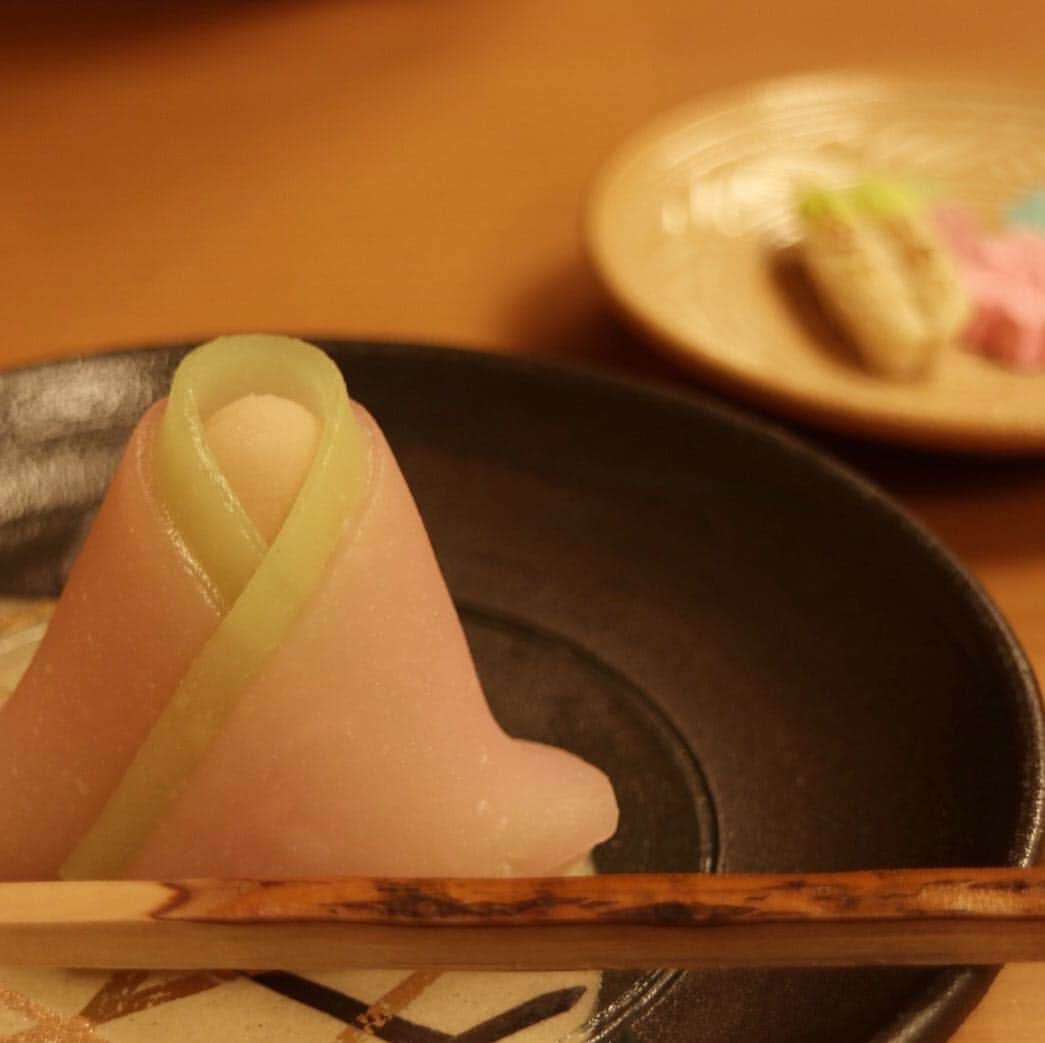 松雪彩花さんのインスタグラム写真 - (松雪彩花Instagram)「明日、3月3日は桃の節句。 京都でお抹茶を頂いたのですが、上生菓子がお雛さんでした🎎🎀 上生菓子、お上品な甘さが大好きなのです…💕 ここのお店はかき氷が評判のようなので、暖かくなったらまた訪れたいです🍧 #eosm3 #お雛さん #桃の節句 #二條若狭屋」3月2日 23時14分 - ayakamatsuyuki