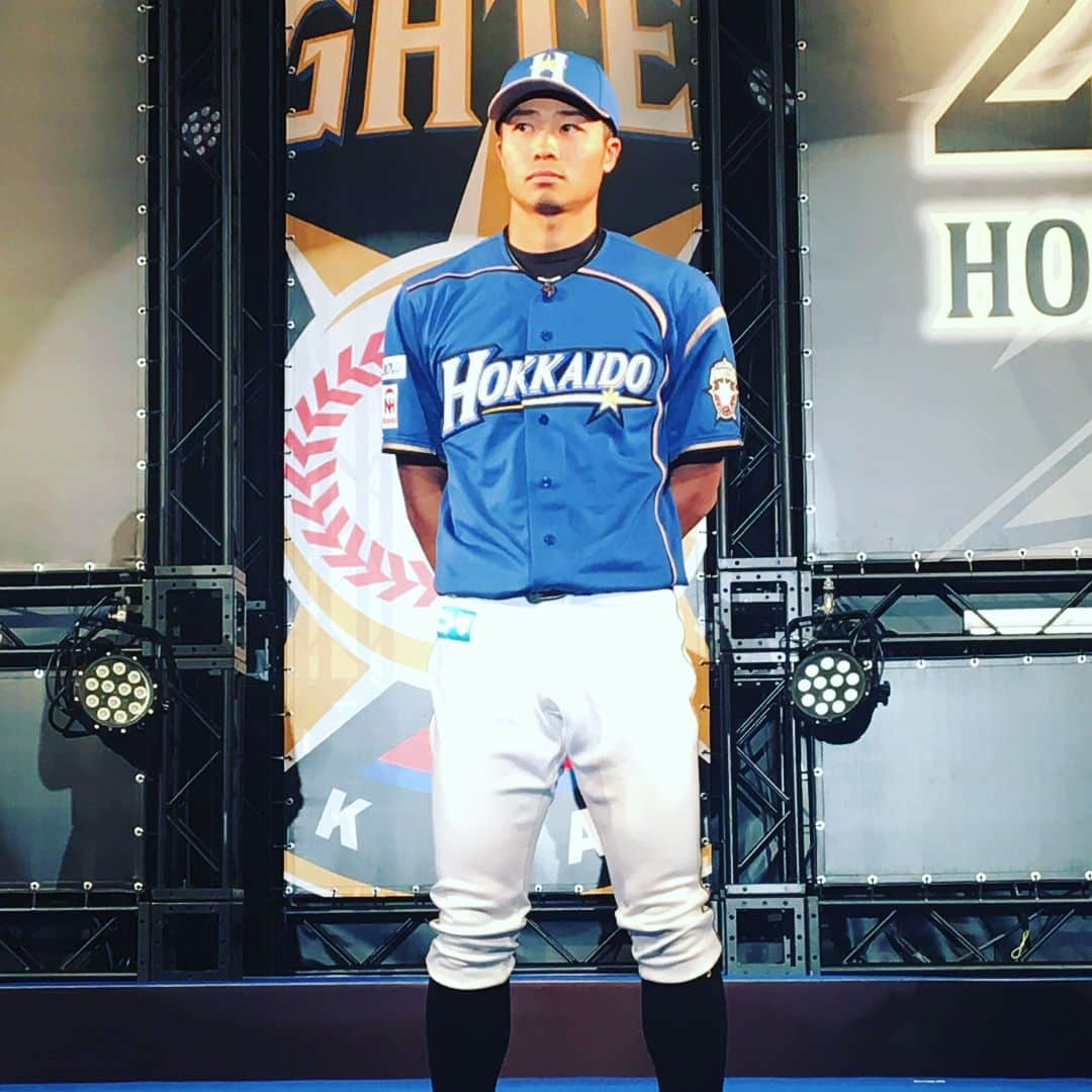 北海道日本ハムファイターズさんのインスタグラム写真 - (北海道日本ハムファイターズInstagram)「北海道スカイブルーの中島選手！ユニフォームへの市町村名掲載は、幌加内町⚾️ #lovefighters #lovetakuya #いちばん青い空にしよう #北海道スカイブルー #ちょっと上むいてる #中島卓也」3月2日 23時34分 - fighters_official