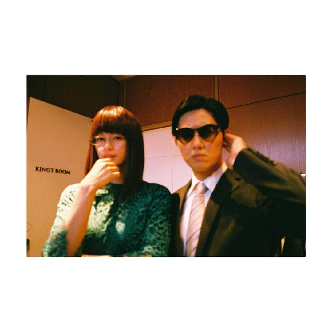 芳根京子さんのインスタグラム写真 - (芳根京子Instagram)「鯉淵兄弟。 蔵さんのサングラスをかけるしゅうしゅうと しゅうしゅうの眼鏡をかける蔵さん。激写。  #film #海月姫 #3月5日 #第8話」3月3日 10時59分 - yoshinekyoko