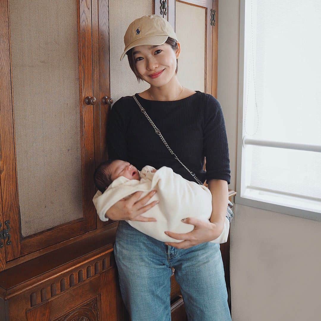 猪鼻ちひろのインスタグラム：「バイバイする前に沢山抱っこして 妹と撮り合いっこ🤱🏻💞 いつかお出かけしてくれるかなぁ なんて話しかけながら 眺めてギューして充電完了♡ (とかいいつつすぐ逢いに来そう) . #tops #👚 @gu_for_all_  #bag #👜 @miumiu  #cap #🧢 @RalphLauren #denim #👖 @rism.life  #shoes #👟 @vansjapan  #ちひろのお洋服 #メロオバ日記 #ブログ更新してるので見てね！ #ニヤニヤして #顎もしゃくれるわ #棚 #実家感 #黒のトップスは汚れ気にならずガシガシ洗えて大正解でした💮 #ボートネック #990円 #gu_global #恐るべし #ですな」