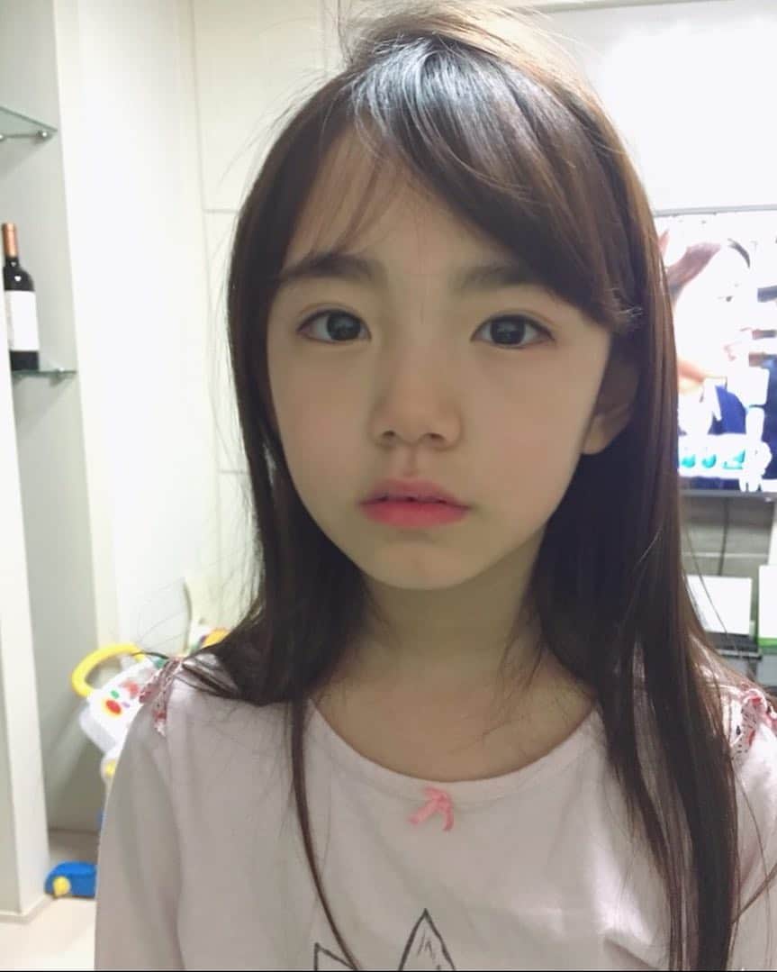 ウンチェのインスタグラム：「. #모두가잠든밤 , #끄적이는#엄마사람#일기 . . 오늘은(아니 어제) , #1학년9반 초딩 언니가 된 우리 은채👧🏻 #입학식 날인데 승유도 함께 가서 정신도 없었고 입학식 끝나고 촬영갈 준비 하느라  인증샷 하나 제대로 찍어주지 못했다😢 . . 남편과 승유가 먼저 잠에 들고  은채를 무릎에 눕혀 귀를 파주며  조용히 둘이 대화를 나눴다 . . 👩🏻엄마가 요새 은채한테 못된 말도 많이하고 미안해 ,잊어줘~ 👧🏻(울먹이며)나도 미안해 ,요즘 말 안들어서.. . . 👧🏻(갑자기 벌떡 일어나 울면서)엄마, 그리고 나 힘들게 낳아주고 키워주셔서 감사합니다~사랑해요~ . . 나는 그저 담백하게 고백 했을 뿐인데 은채한텐 뭔가 찡하게 와닿았나 보다 은채가 그렇게 울며 얘기하니 나도  #눈물이또르르 , . . #언제이렇게컸니#울애기 #감성포텐#터지는밤#울보모녀 #정돈되지않은모습도 #울고난후너의모습도#이뻐 #나도사랑해 , - - - - #은채#이은채#eunchae #초등학교1학년#일상#daily #딸스타그램#육아스타그램」