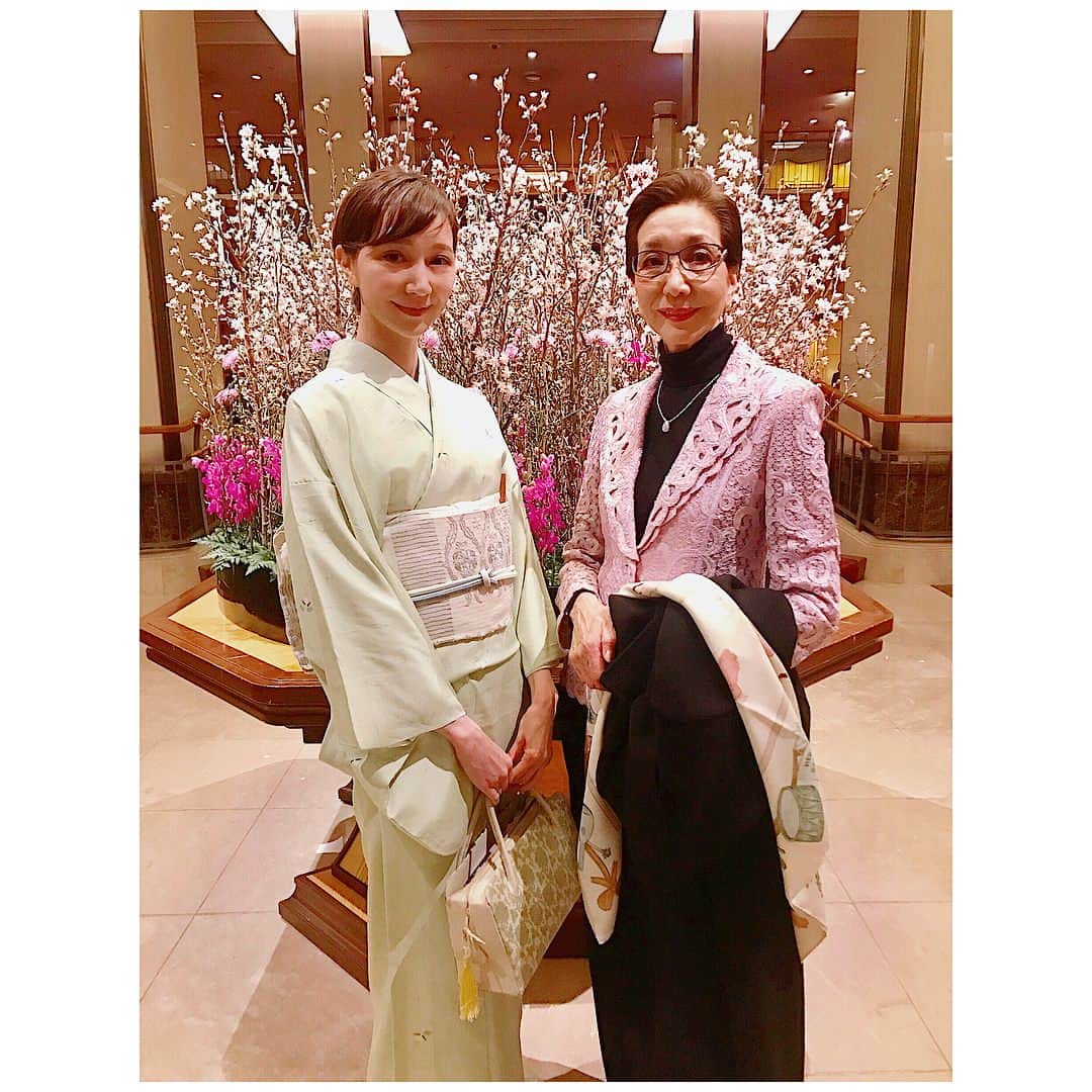 愛可さんのインスタグラム写真 - (愛可Instagram)「・ 母の誕生日のお祝いに家族で食事へ🌸 ・ ・ うちの母は18歳で上京してから専業主婦経験ゼロで、約50年間バリバリと働いていた女性です。 何度も引退するタイミングはあったのに、仕事が好きで 「必要とされている事に応えたい！」と言っては日本中を飛び回り長年頑張って来ました。 そんな母も昨年末、惜しまれつつも晴れて職場から引退しました。  お疲れ様の気持ちはもちろんですが、身体の事を考えると娘としては本当にホッとした気持ちでいます。 ・ ・ 真面目で情熱的で愛に溢れた母は私が世界一尊敬する人です ・ ・ 今年から母の人生の自由な時間が始まりました。 これからは仕事以外の楽しみを見つけて、思いっきり人生を謳歌して欲しいです。 ・ ・ 私の着物姿をいつも喜んでくれる母のお祝いには、桃の節句にあやかり春らしいツボミ柄の紬でお出かけしました。 ・ ・ #happybirthday #お母さん #誕生日 #古希祝い #桃の節句 #愛日和心粋 ##着物 #着物部 #kimono」3月3日 11時28分 - aikick