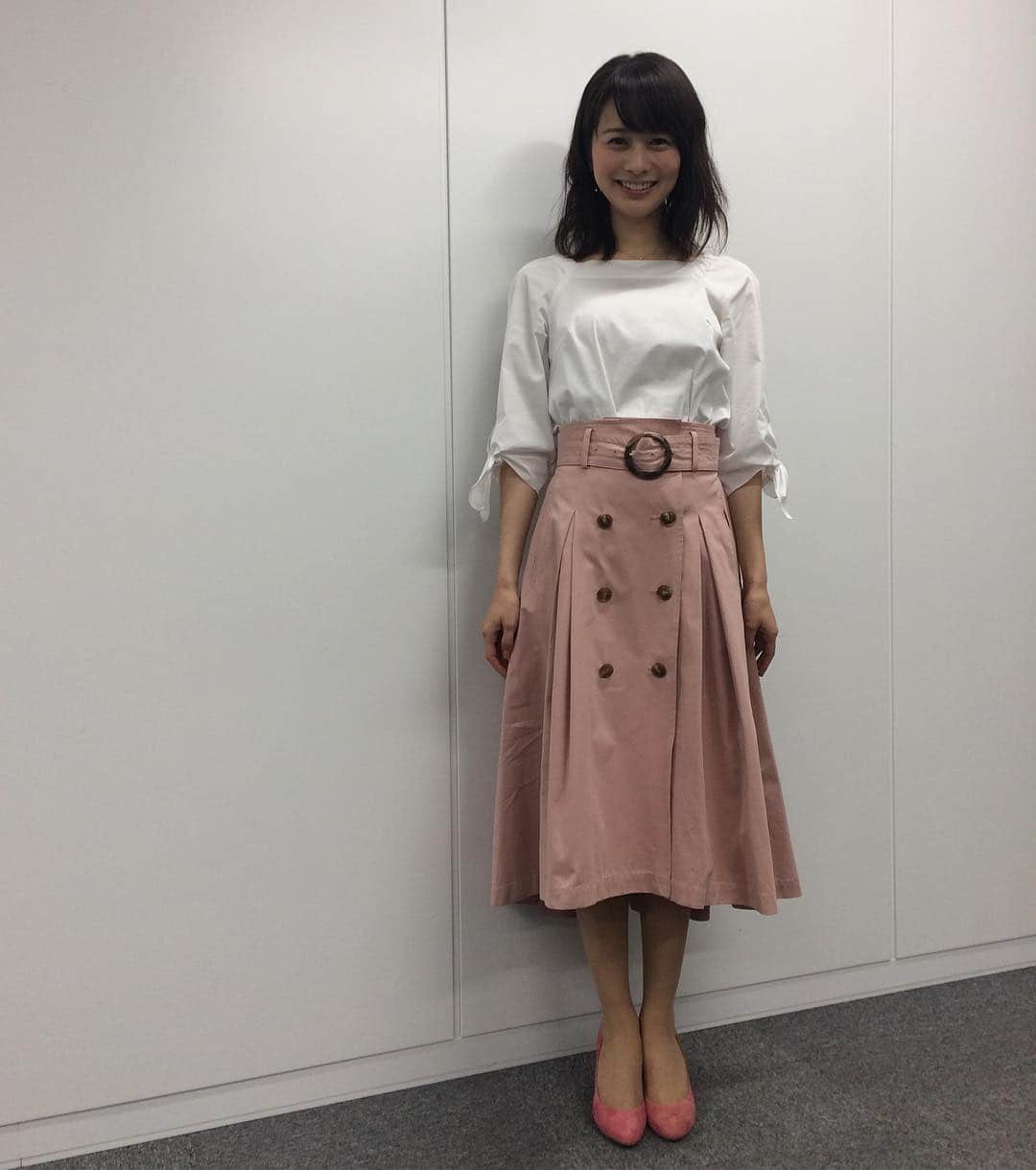 高見侑里さんのインスタグラム写真 - (高見侑里Instagram)「◡̈♥︎ そしてBS11の衣装は トップス…#MpremierBLACK スカート…#AndCouture パンプス…#DIANA でした👗こういうトレンチデザインのお洋服、最近よく目にします☺︎ #BS11 #衣装 #もっともっとお勉強頑張ります」3月3日 20時15分 - yuri_takami_official