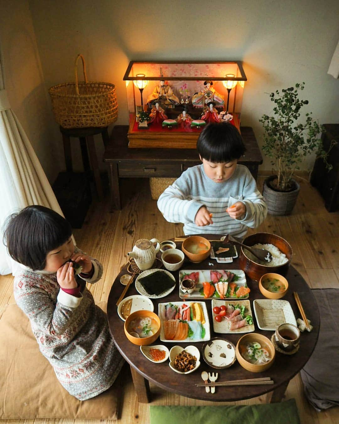 ゆうこさんのインスタグラム写真 - (ゆうこInstagram)「ひなまつり🎎 今年は手巻き寿司と具だくさんの豚汁(*^^*) ・ 途中で娘がお寿司屋さんになりきって、家族みんなにお寿司を握ってくれました🍣😊 ほっぺにご飯粒をつけて、ニコニコしながらつくってくれる姿を見てると、なんだか癒されました💓 これからも元気にスクスク大きくなりますように😊 ・ 2枚目は、ずっと行きたかった森蔵さん( @yakigasiyamorizou )のチョコケーキ🍓😍ケーキはもちろん、マカロンも最高に美味しくてみんな大満足でした💕  今日はたくさん食べたから明日からまたダイエットがんばります😂  #今日も１日お疲れ様でした  #お返事遅れてごめんなさい #ひなまつり #雛人形 #昭和の食卓 #ちゃぶ台 #うつわ #家族 #ケーキ #ひなまつりごはん #わいわい #楽しかった #手巻き寿司 #手巻き寿司パーティー #おひつ #ダイニング #インテリア #まるくま商店 #グローバルワーク #suumo_お気に入りの暮らし #子供 #InstagramJapan #丁寧な暮らし #に憧れる」3月3日 18時57分 - slow.life.works