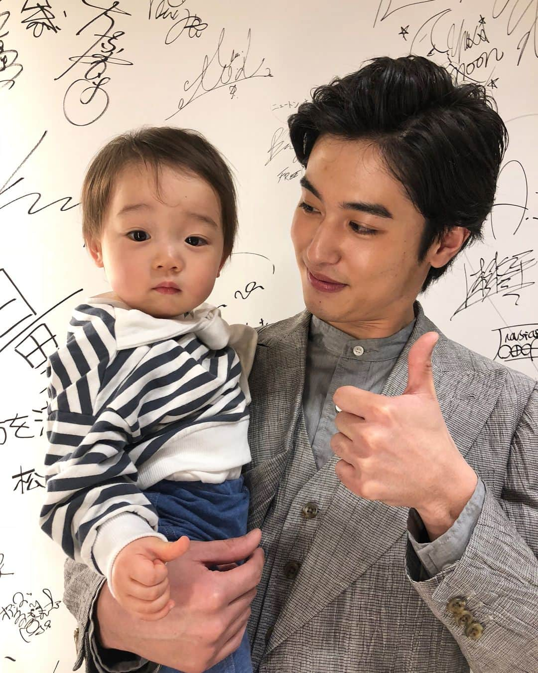 石塚錬さんのインスタグラム写真 - (石塚錬Instagram)「. 👦💬「大好きな拓人パパに会えたよ👦パパの親指真似っこしたよ👍」 . 👦💬「I could meet Takuto papa👨I am copying papa's pause👦👍」 . TBS 3人のパパでご一緒させて頂いた堀井新太さんが出演する映画『生きる街』を鑑賞しました📽（いつも通りリアルパパが観て僕はお外でママとお散歩） . リアルパパは「日々を大切に生きていこう！と気持ちが奮い立たされ、観劇しながら家族に会いたくなった」そうです👶🏻 本日から公開☝️ . #生きる街 #ikirumachi #堀井新太 さん #aratahorii #3人のパパ #3パパ #石塚錬 #成長日記  #ishizukaren #renishizuka #이시즈카렌 #3인의아빠」3月3日 19時04分 - ishizuka_ren