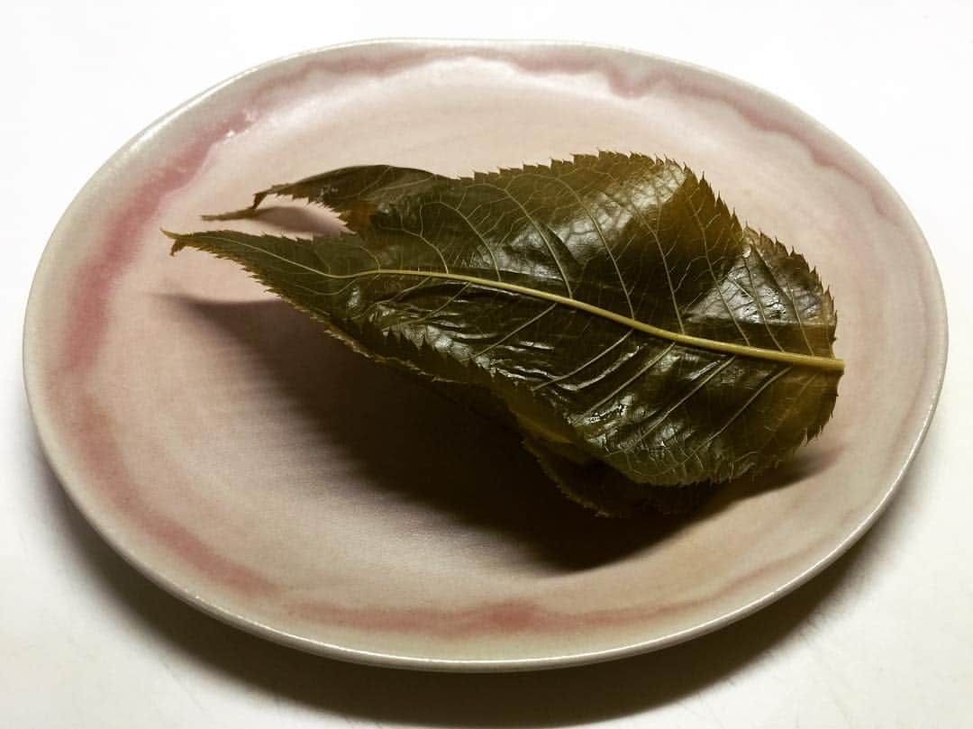 のインスタグラム：「雛祭り🎎祖父と一緒に食べるのが大好きだった長命寺の桜餅。変わらない味。Today is Doll’s festivals(Girls’s festival) in Japan. We call it “Hinamarsuri” and it  is a day to pray for the health and happiness of young girls. We eat this rice cake with bean paste wrapped in a cherry leaves. #dollsfestival #girlsfestival #hinamatsuri #sakuramochi #chomeiji #ひなまつり #雛祭り #桜餅 #長命寺 #長命寺桜もち」