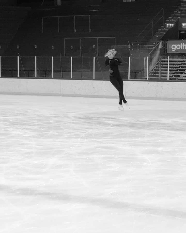 イザベル・オルソンのインスタグラム：「The old lady still got it! ⛸❤️ #skatesweden @edeaskates @johnwilsonblades」